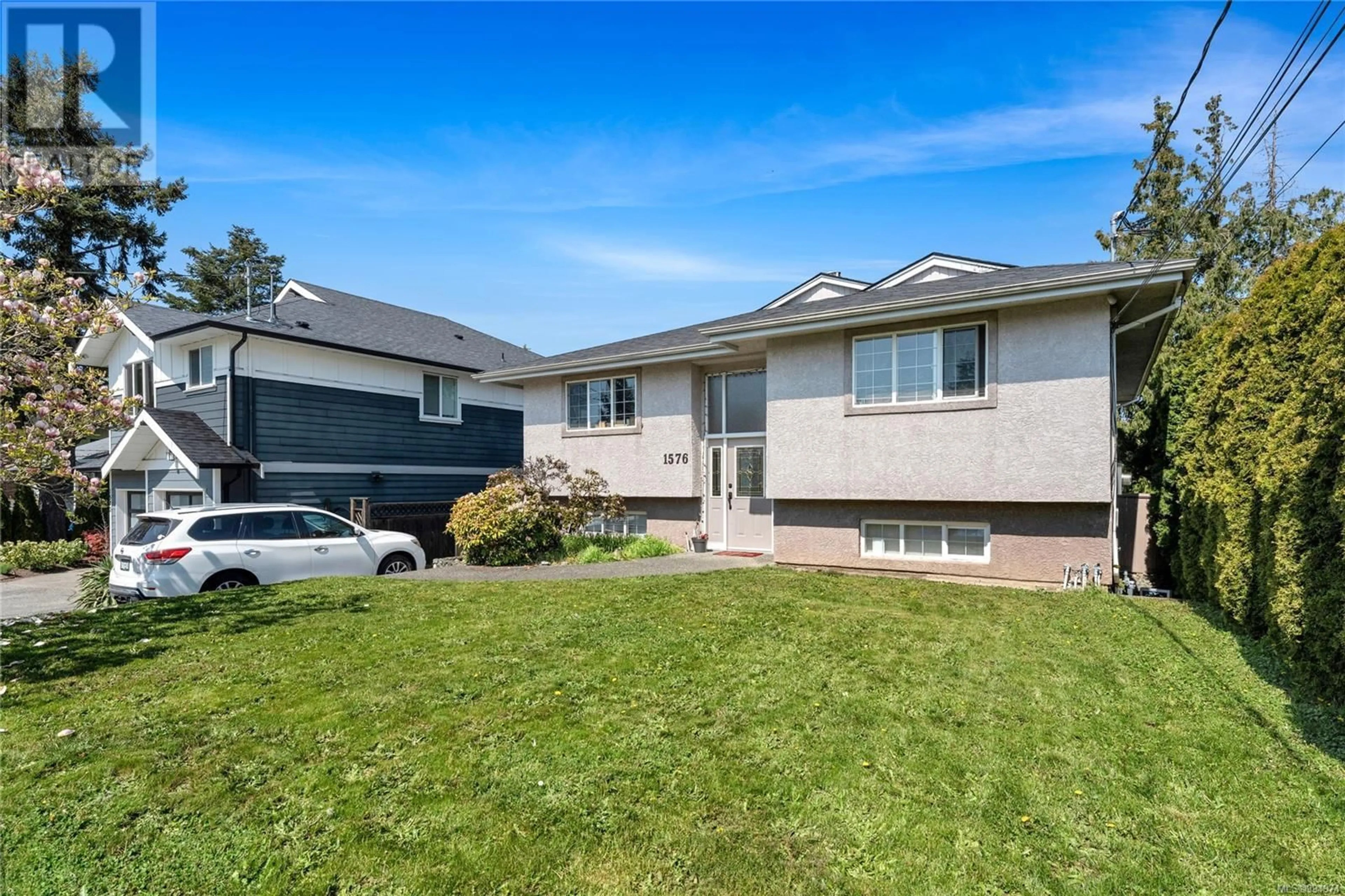 Home with vinyl exterior material, street for 1576 PRAIRIE STREET, Saanich British Columbia V8N2L3