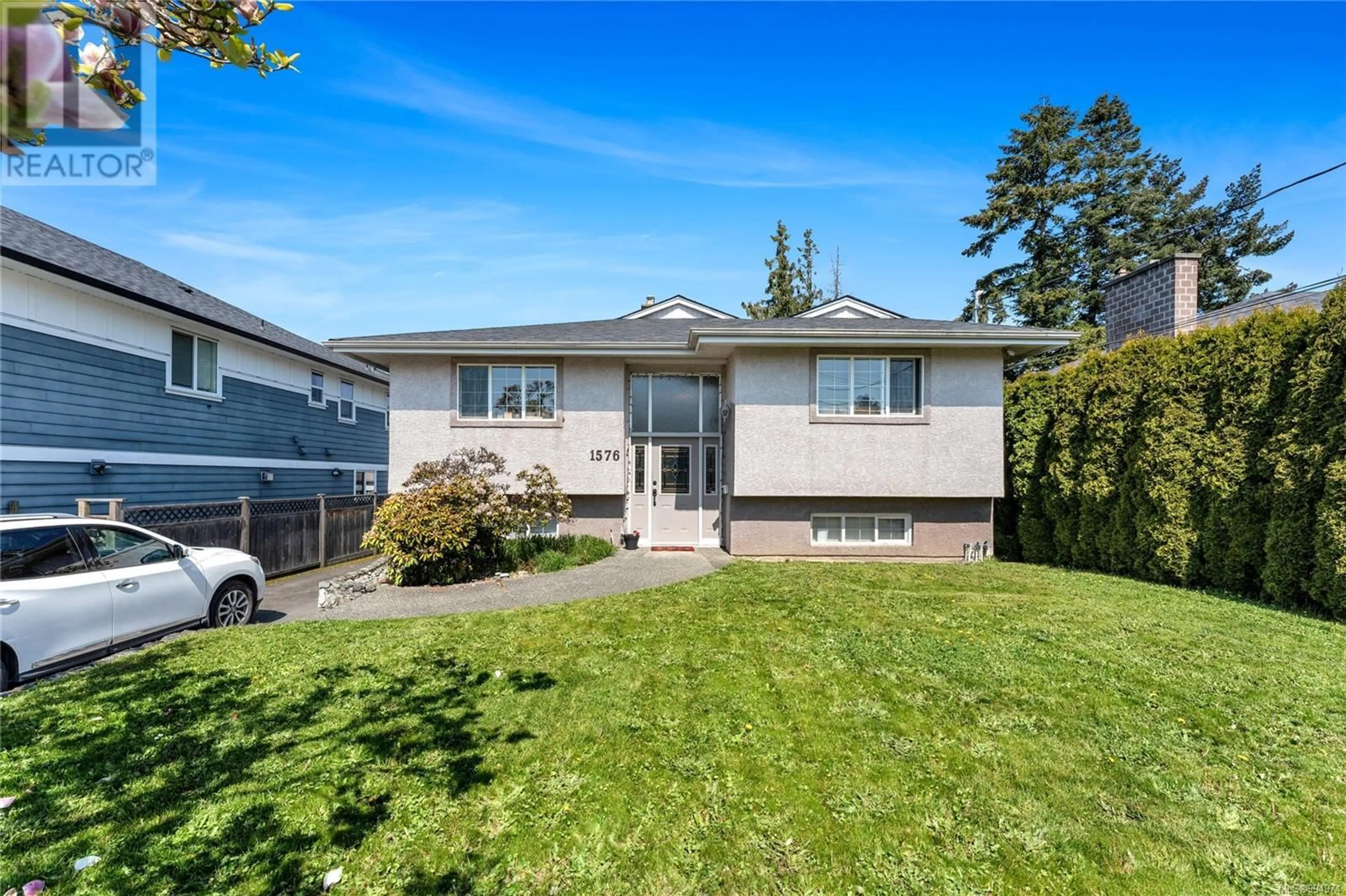 Home with vinyl exterior material, street for 1576 PRAIRIE STREET, Saanich British Columbia V8N2L3