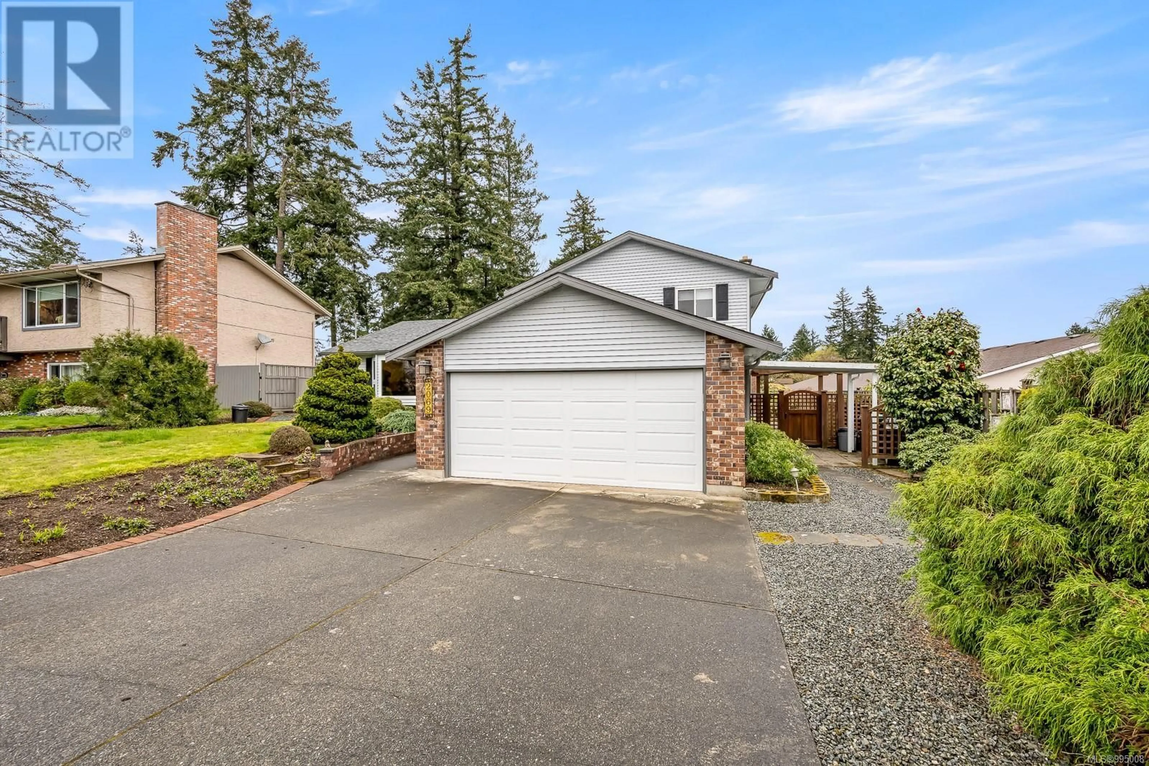 Home with vinyl exterior material, street for 2069 GULL AVENUE, Comox British Columbia V9M1L5