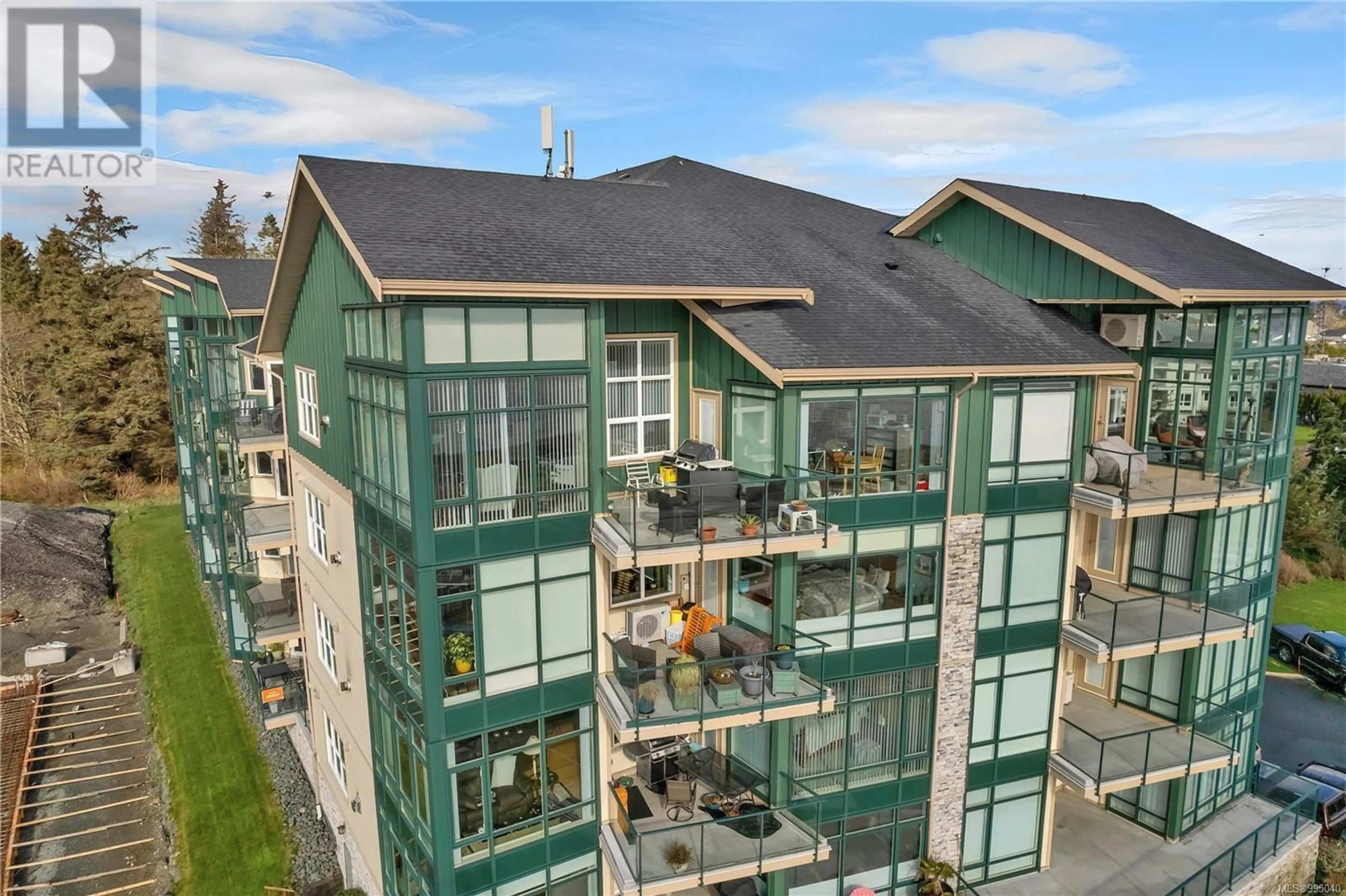 A pic from outside/outdoor area/front of a property/back of a property/a pic from drone, building for 401 - 2676 ISLAND HIGHWAY SOUTH, Campbell River British Columbia V9W1C7