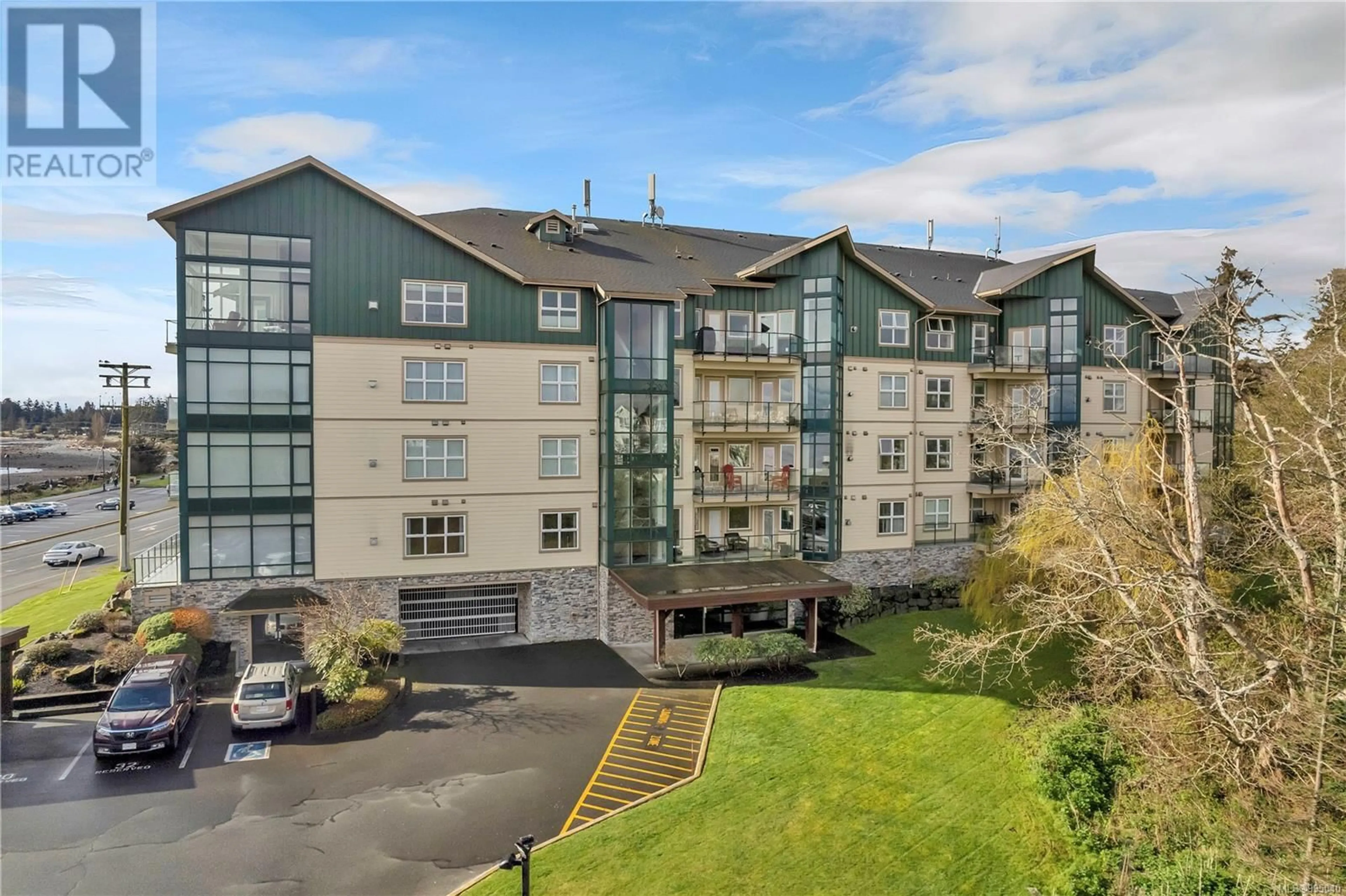 A pic from outside/outdoor area/front of a property/back of a property/a pic from drone, building for 401 - 2676 ISLAND HIGHWAY SOUTH, Campbell River British Columbia V9W1C7
