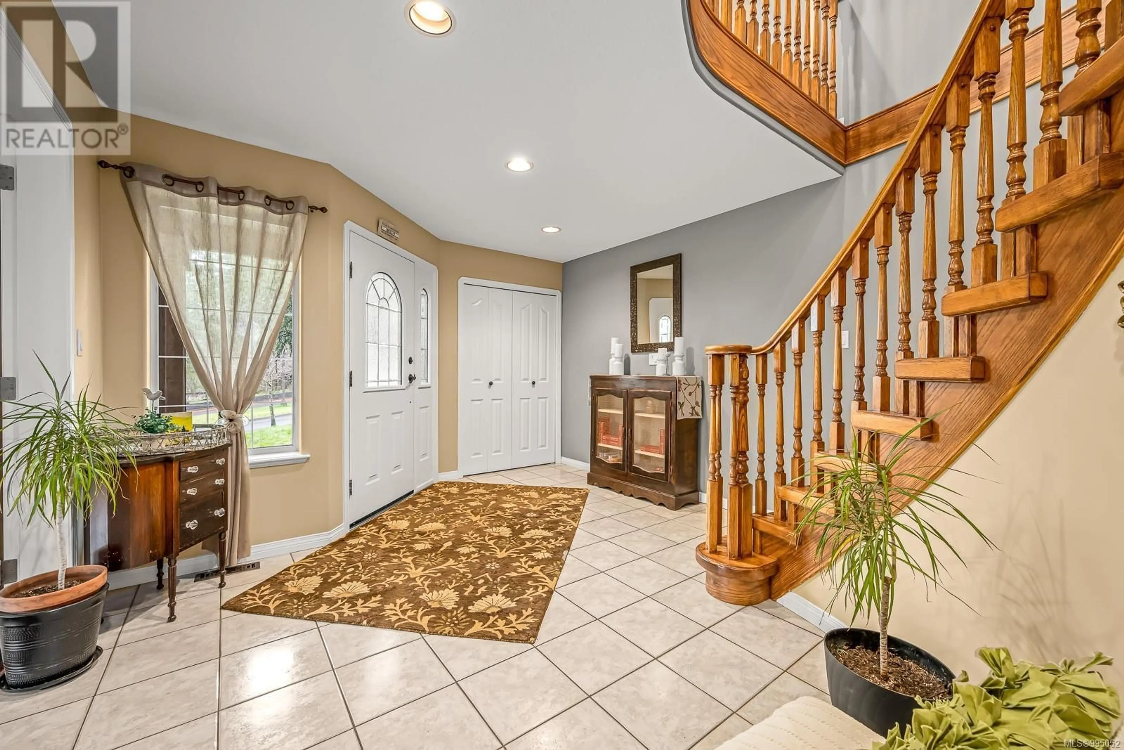 Indoor entryway for 2344 VALLEY VIEW DRIVE, Courtenay British Columbia V9N8S5