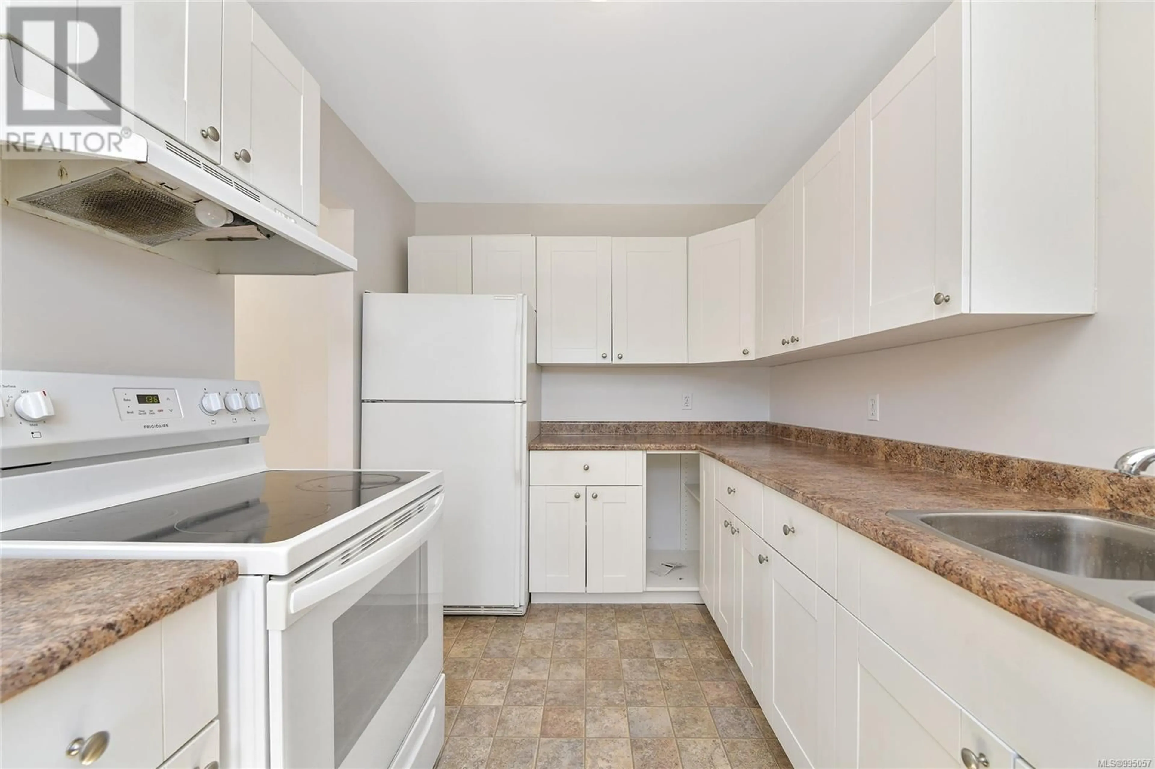 Standard kitchen, unknown for 1199 GLEN TARA LANE, Saanich British Columbia V8Z6Z4