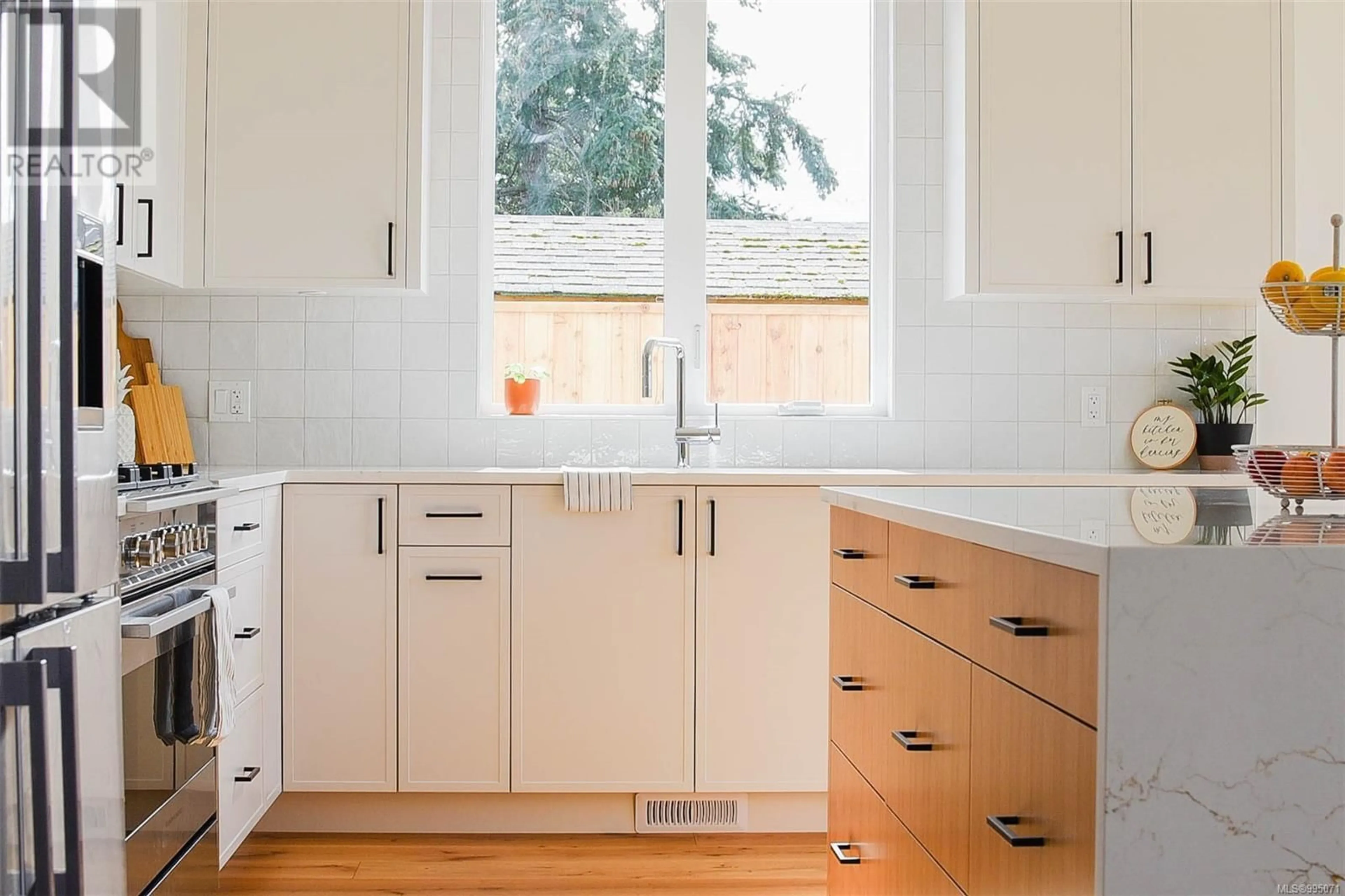 Contemporary kitchen, unknown for 327 WISTERIA STREET, Parksville British Columbia V9P1E1