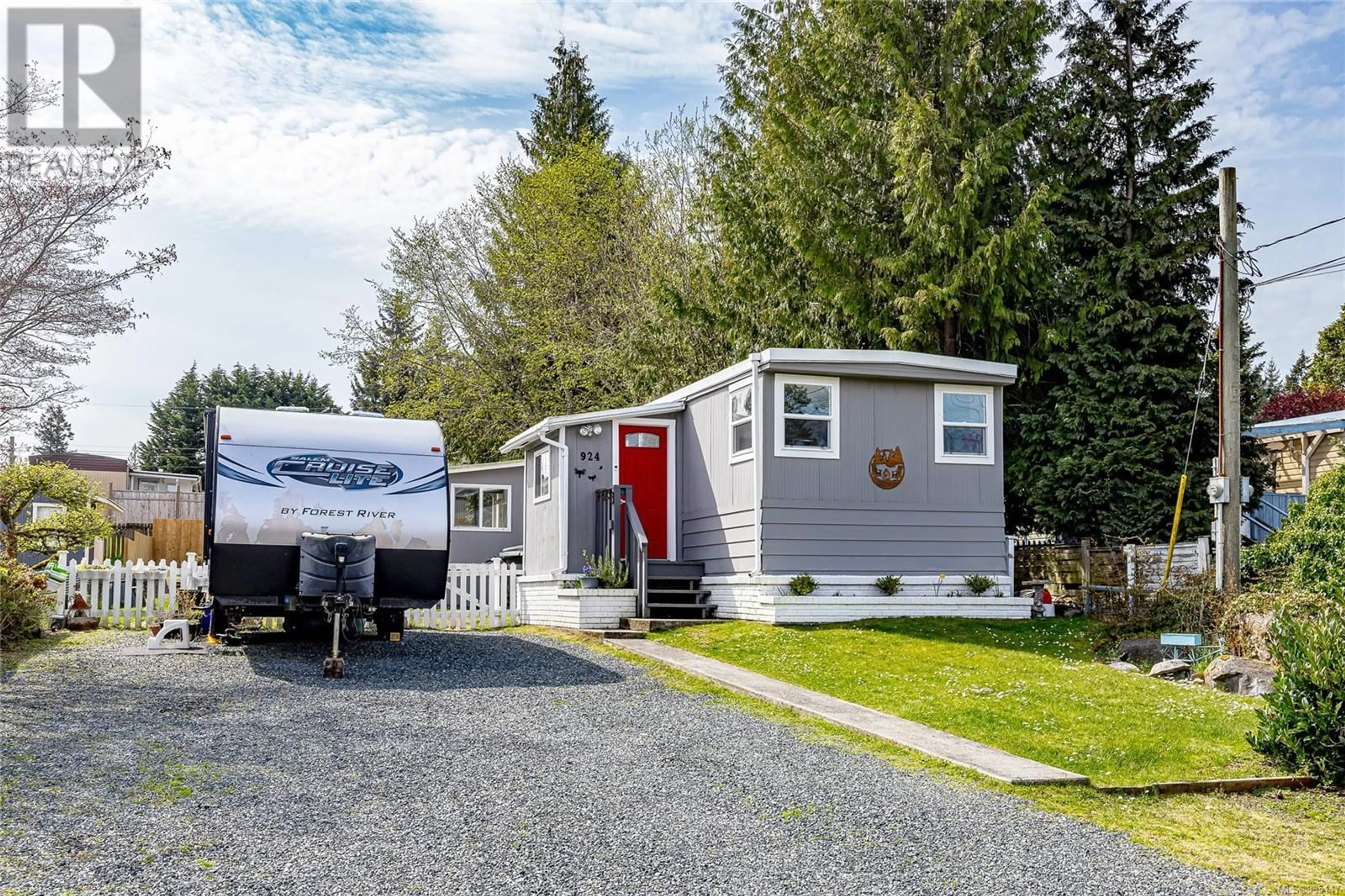 Home with vinyl exterior material, street for 924 KASBA CIRCLE, Parksville British Columbia V9P2A6