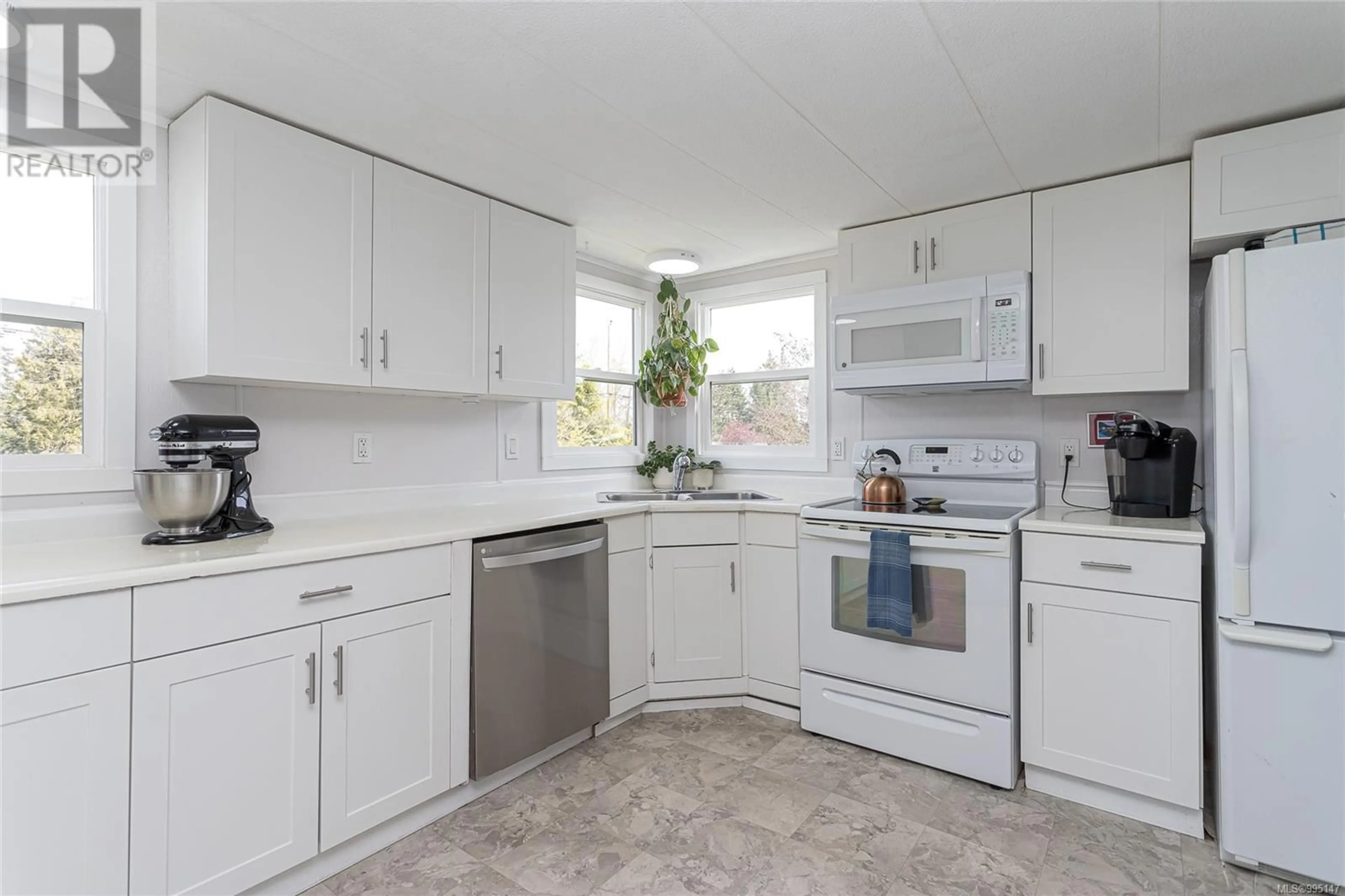 Standard kitchen, ceramic/tile floor for 924 KASBA CIRCLE, Parksville British Columbia V9P2A6