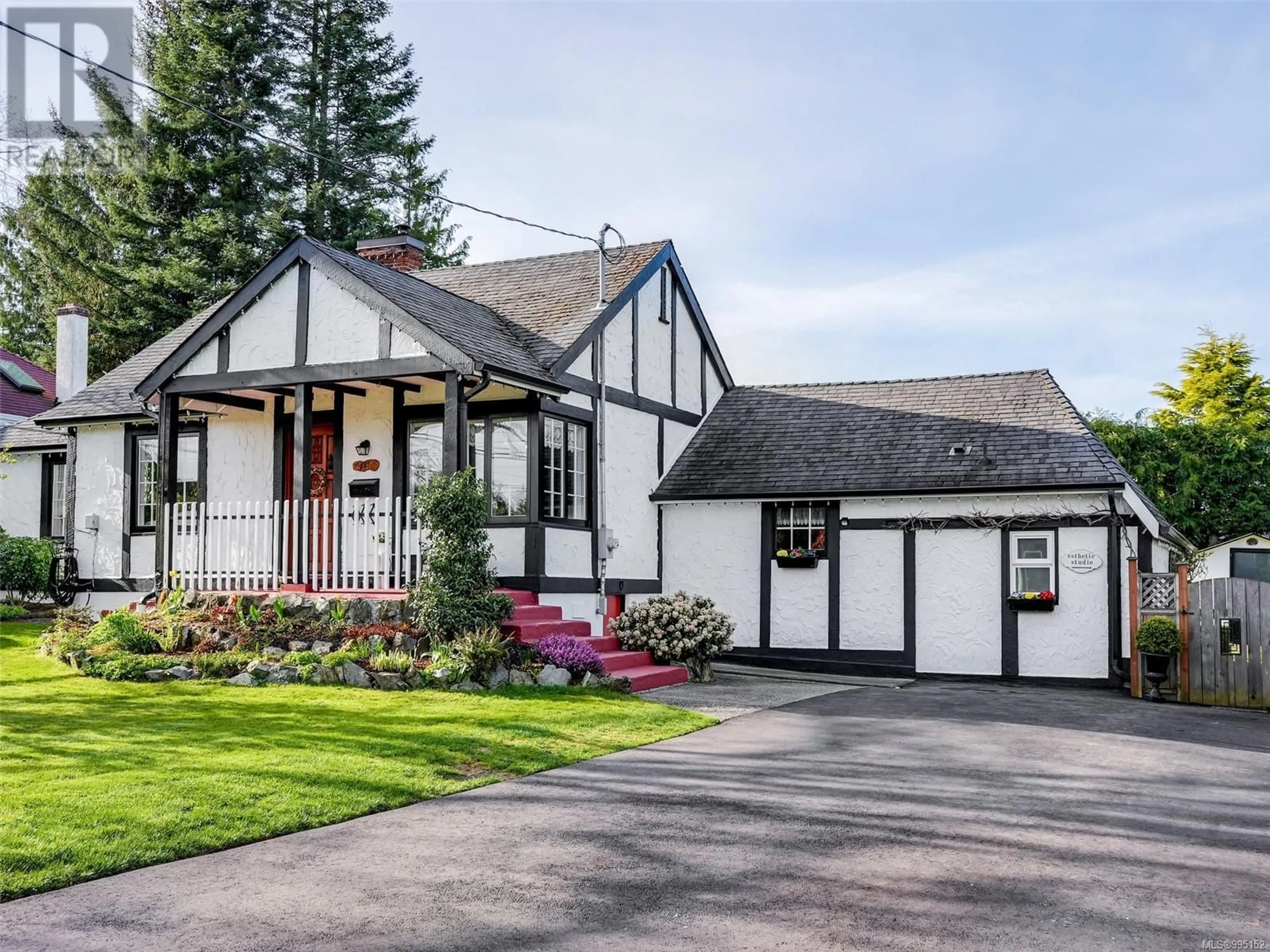 Home with vinyl exterior material, street for 841 MANN AVENUE, Saanich British Columbia V8Z3C5