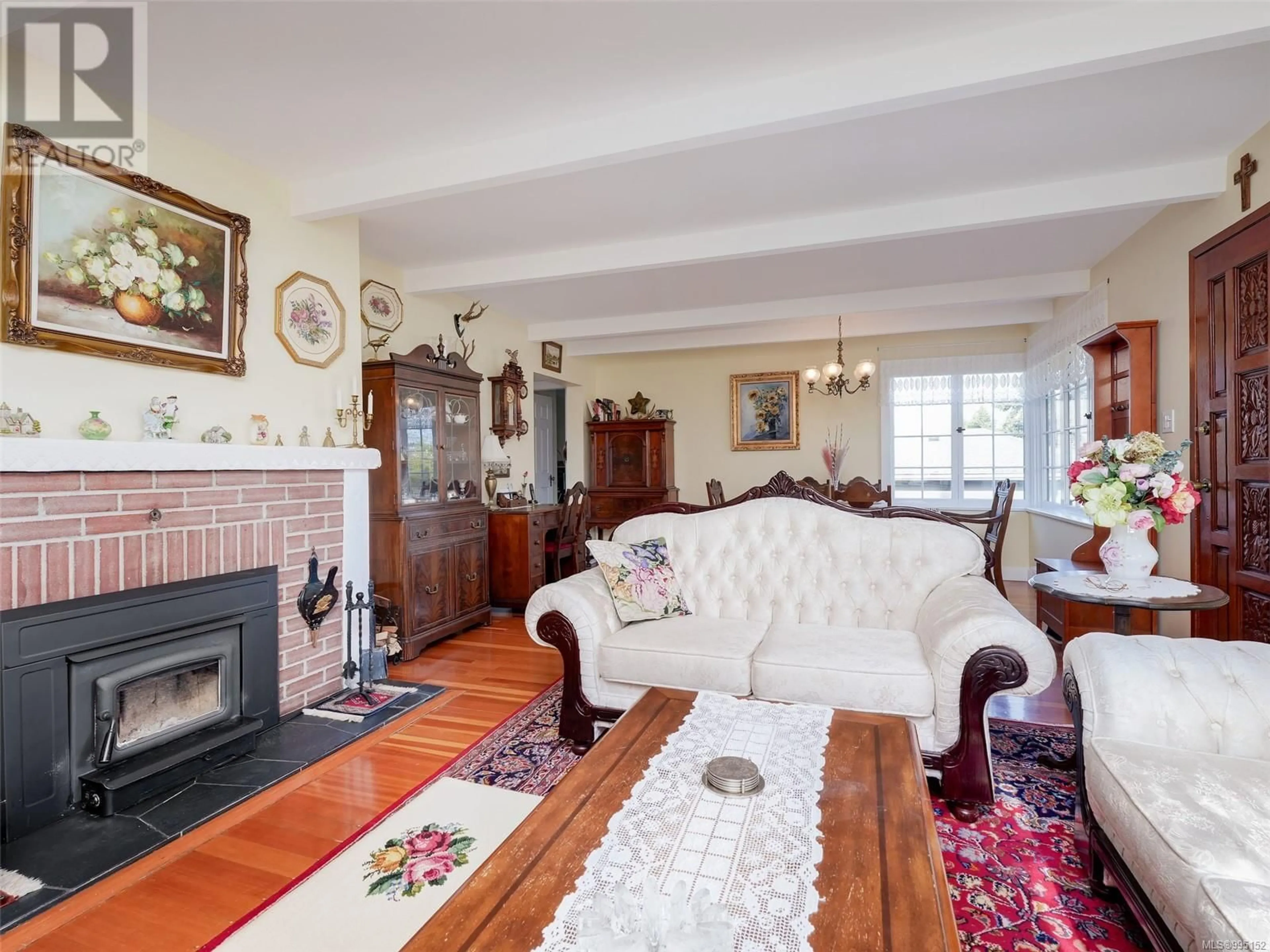 Living room with furniture, unknown for 841 MANN AVENUE, Saanich British Columbia V8Z3C5