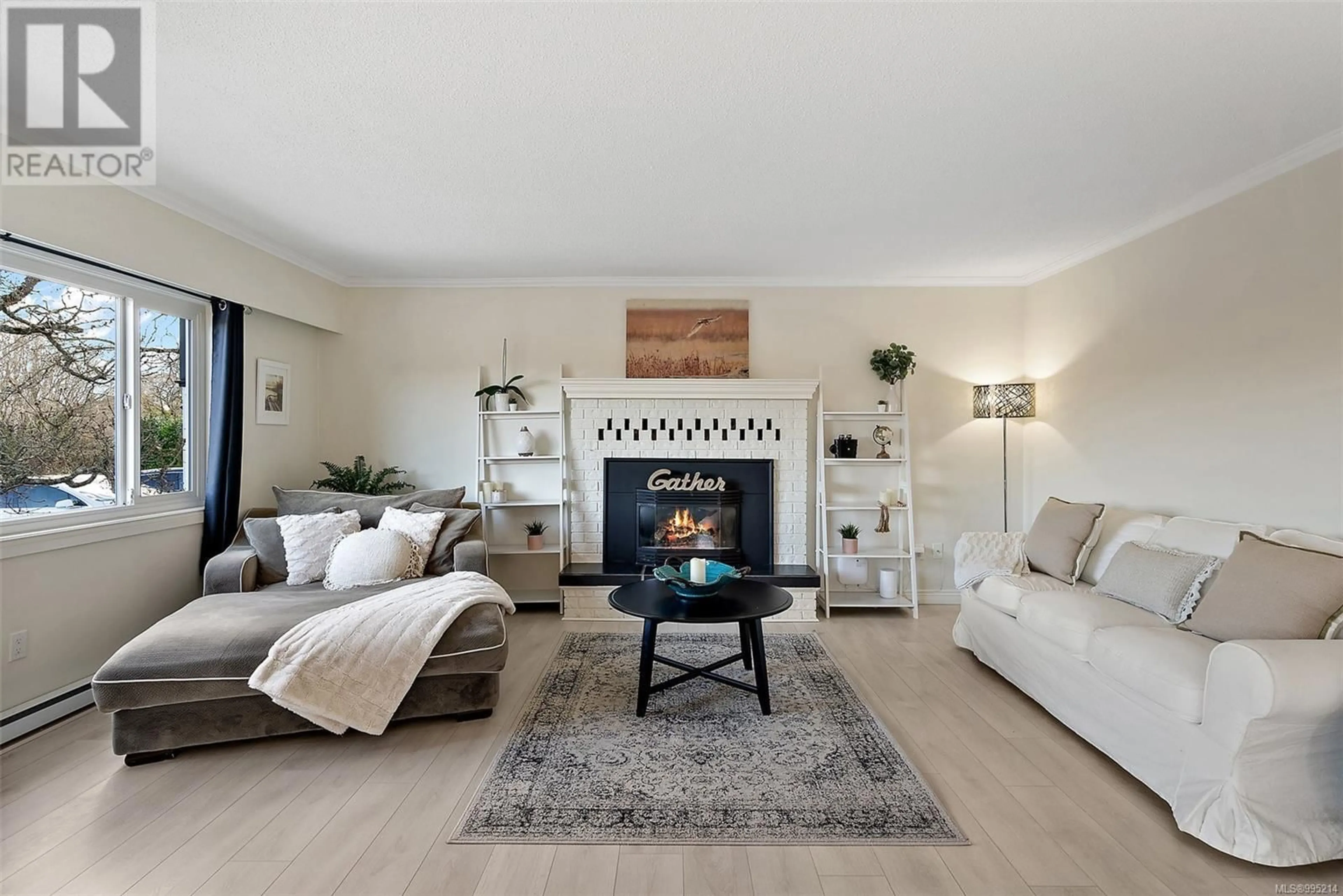 Living room with furniture, unknown for 3874 LANCASTER ROAD, Saanich British Columbia V8X2B3