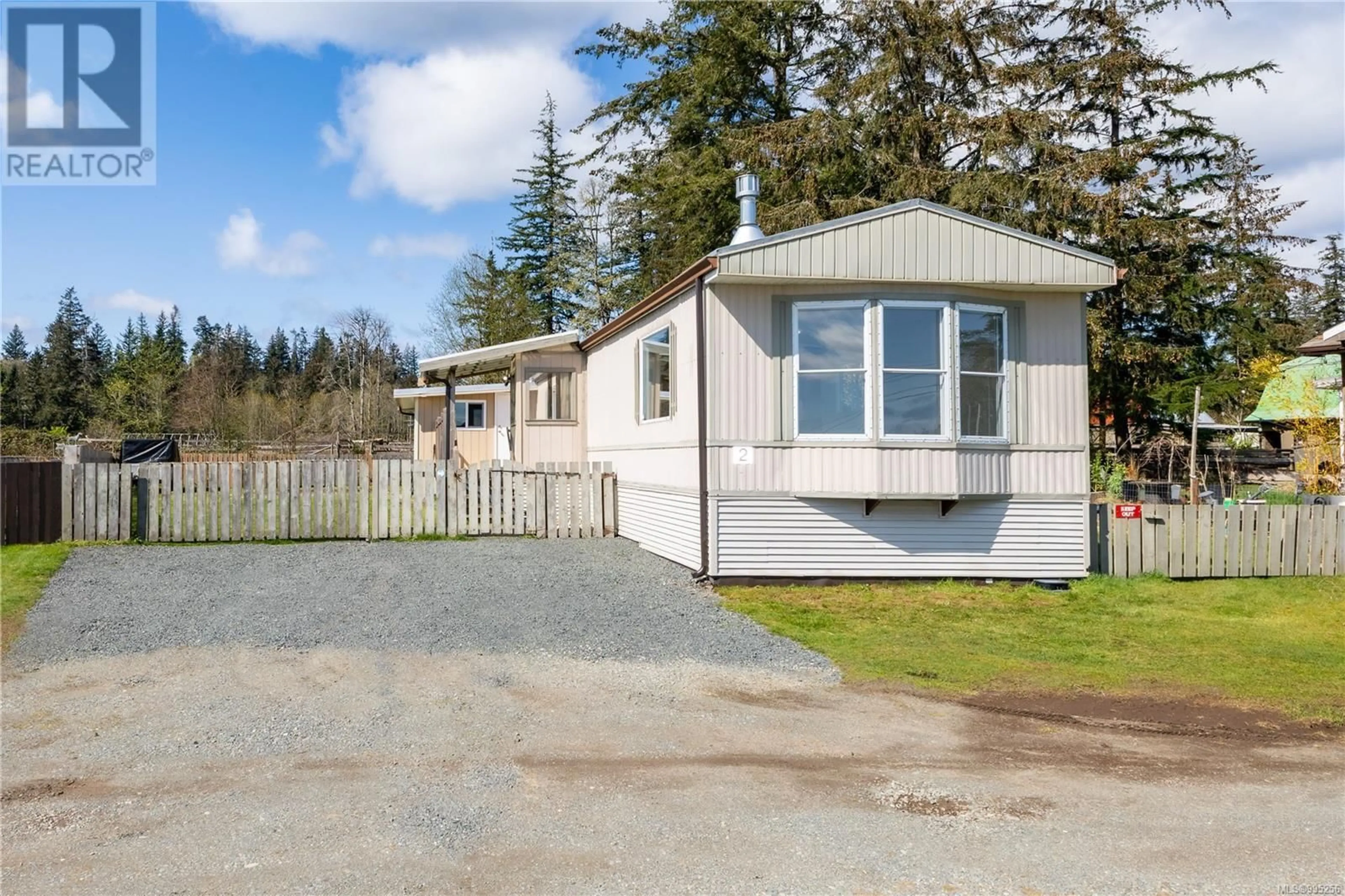 A pic from outside/outdoor area/front of a property/back of a property/a pic from drone, street for 2 - 3325 ISLAND HIGHWAY, Campbell River British Columbia V9W2H9