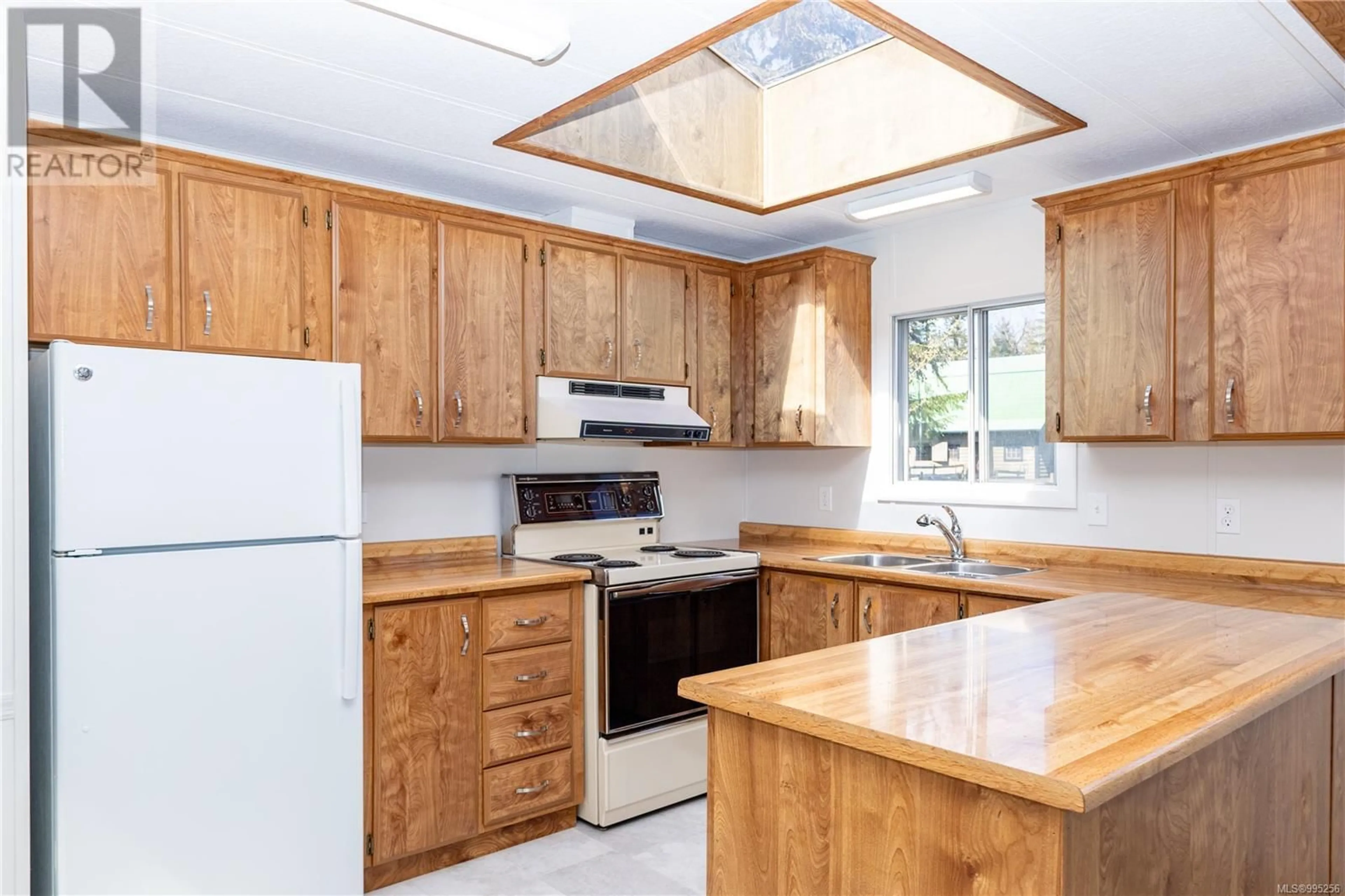 Standard kitchen, wood/laminate floor for 2 - 3325 ISLAND HIGHWAY, Campbell River British Columbia V9W2H9