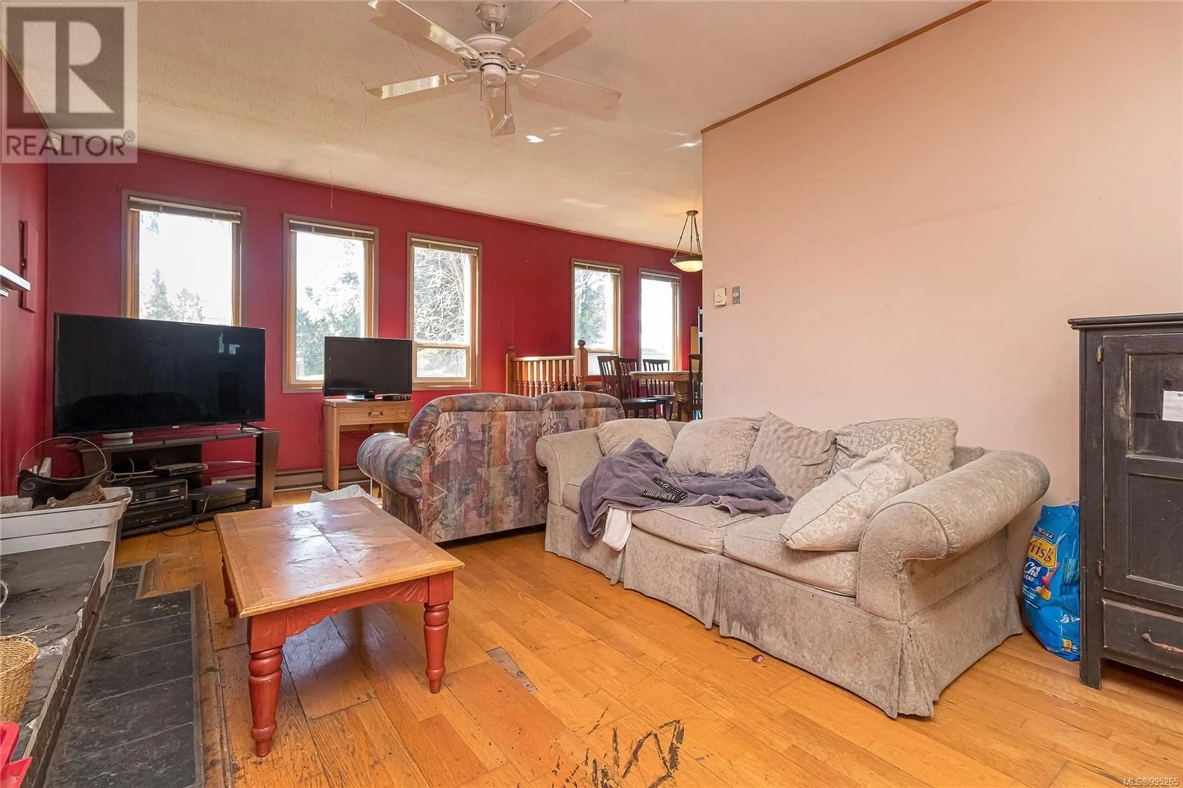 Living room with furniture, wood/laminate floor for 532 ATKINS AVENUE, Langford British Columbia V9B2Z8