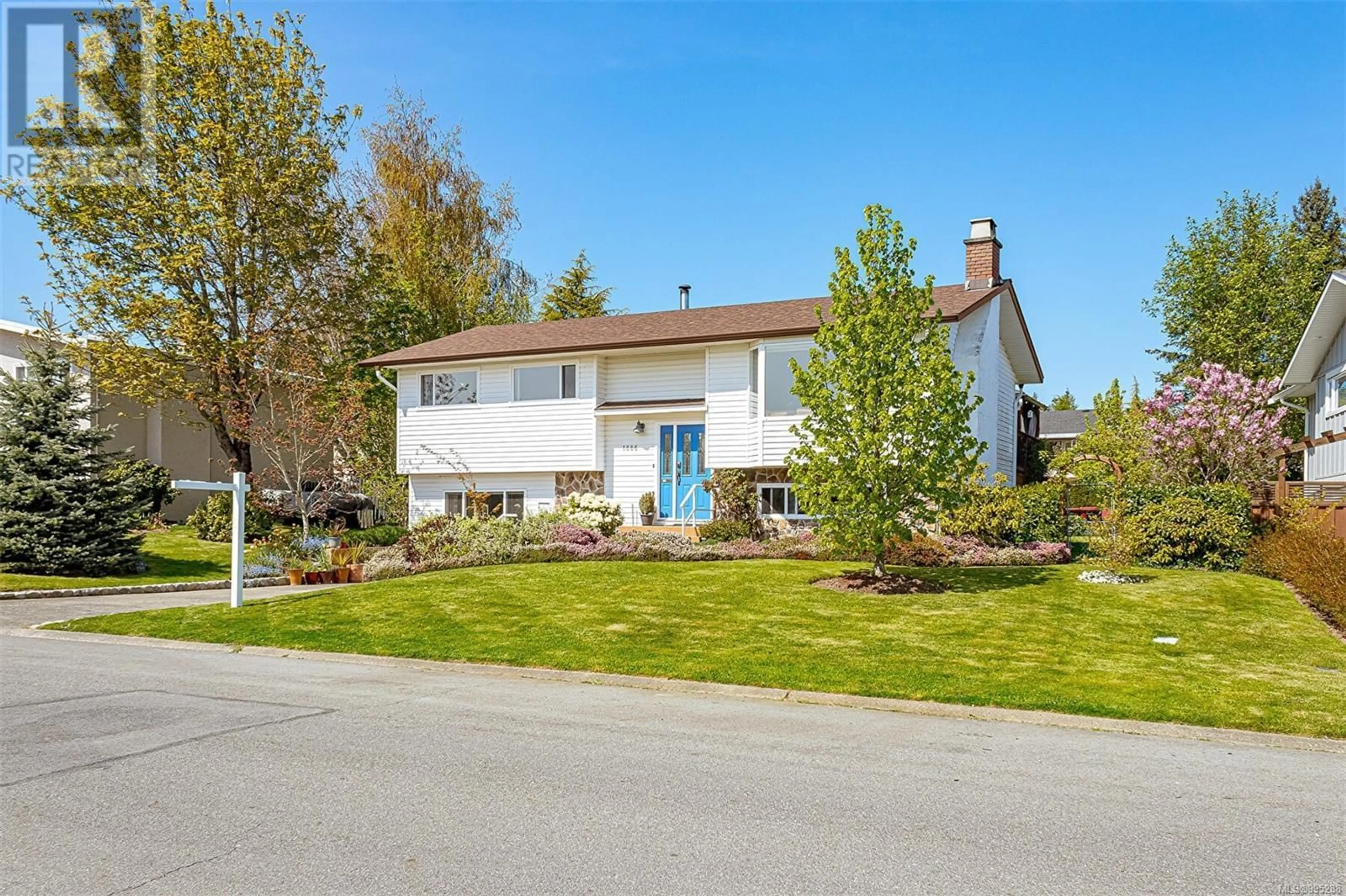Home with vinyl exterior material, street for 1886 SEABOARD CRESCENT, Central Saanich British Columbia V8M1K6