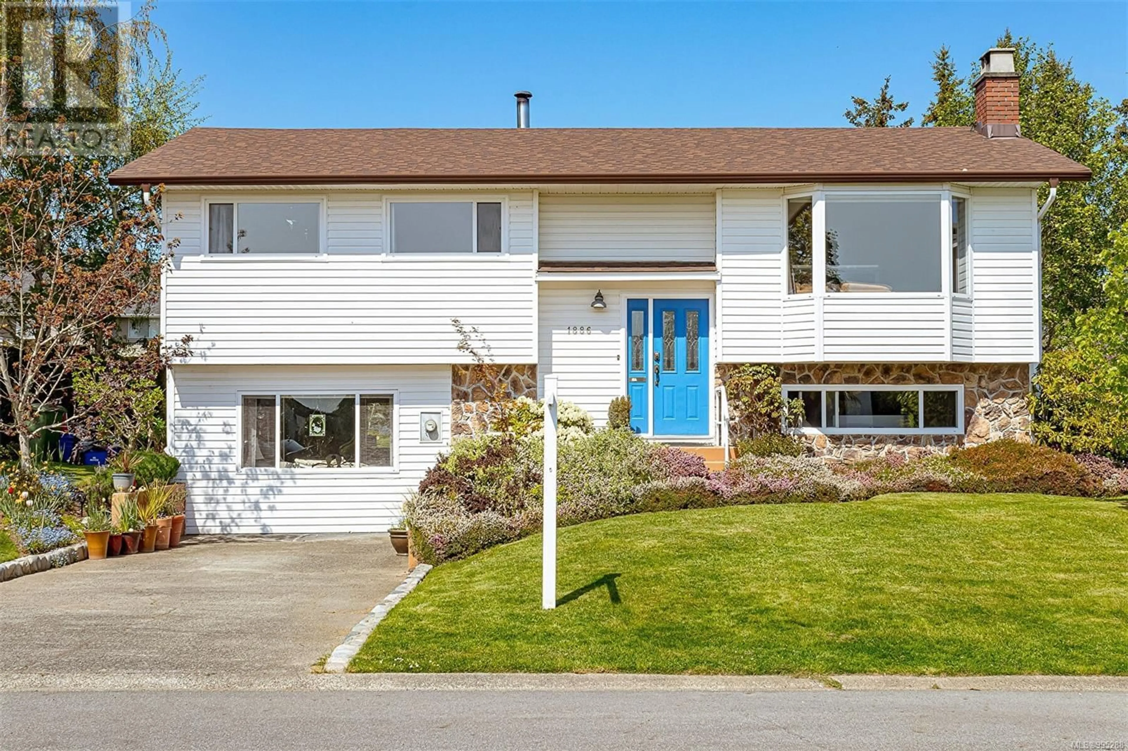 Home with vinyl exterior material, street for 1886 SEABOARD CRESCENT, Central Saanich British Columbia V8M1K6