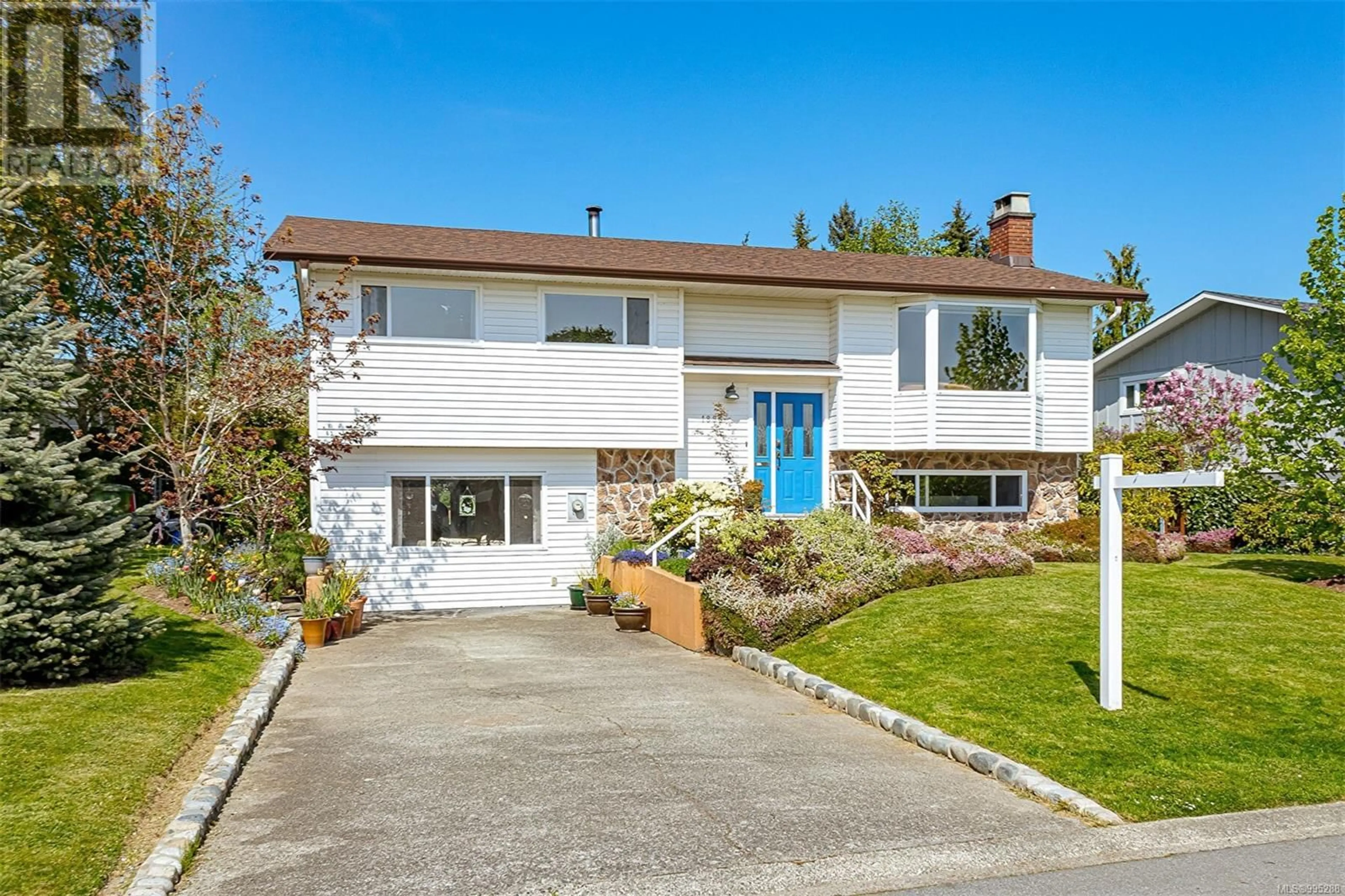 Home with vinyl exterior material, street for 1886 SEABOARD CRESCENT, Central Saanich British Columbia V8M1K6