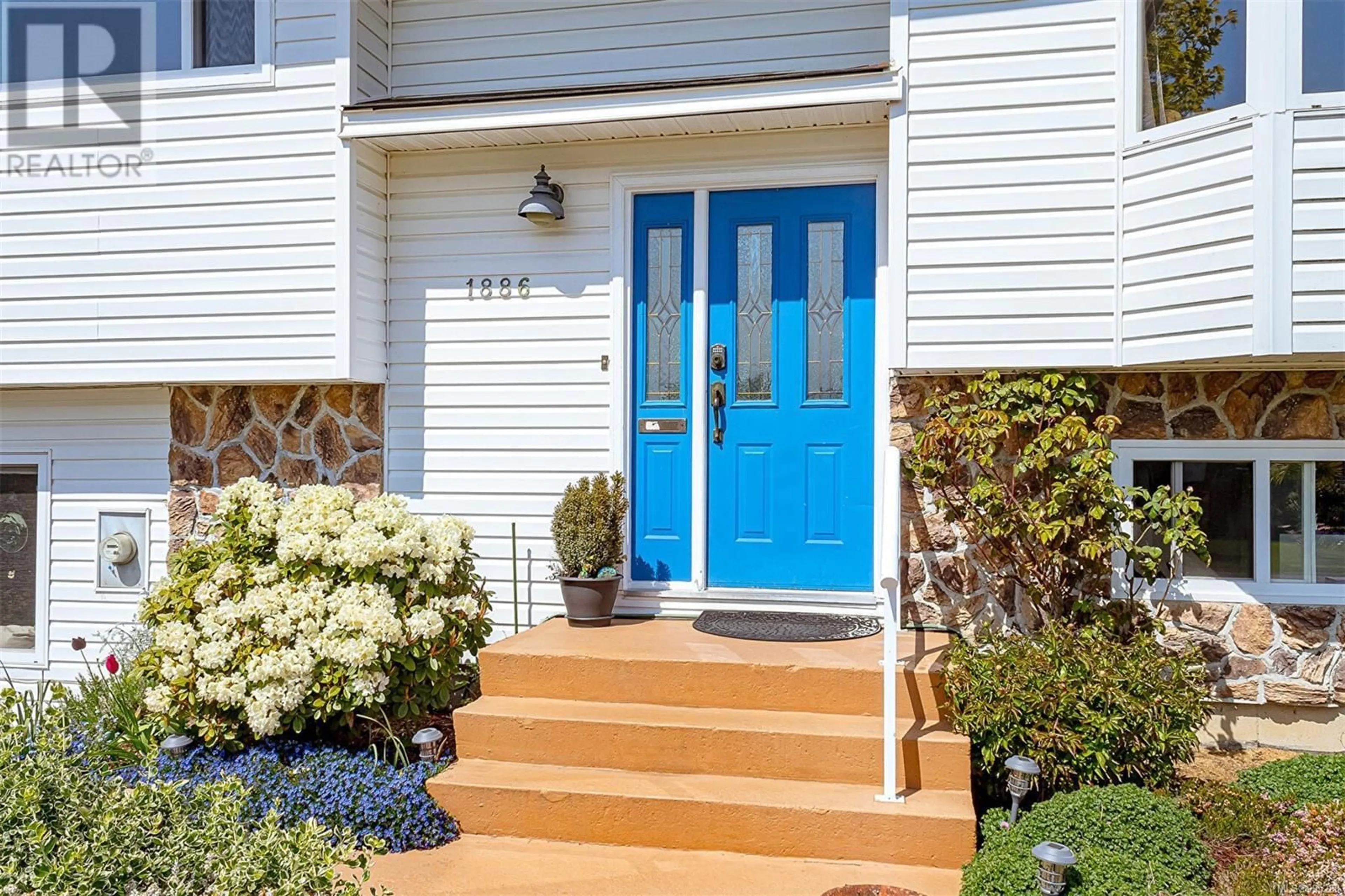 Home with vinyl exterior material, street for 1886 SEABOARD CRESCENT, Central Saanich British Columbia V8M1K6