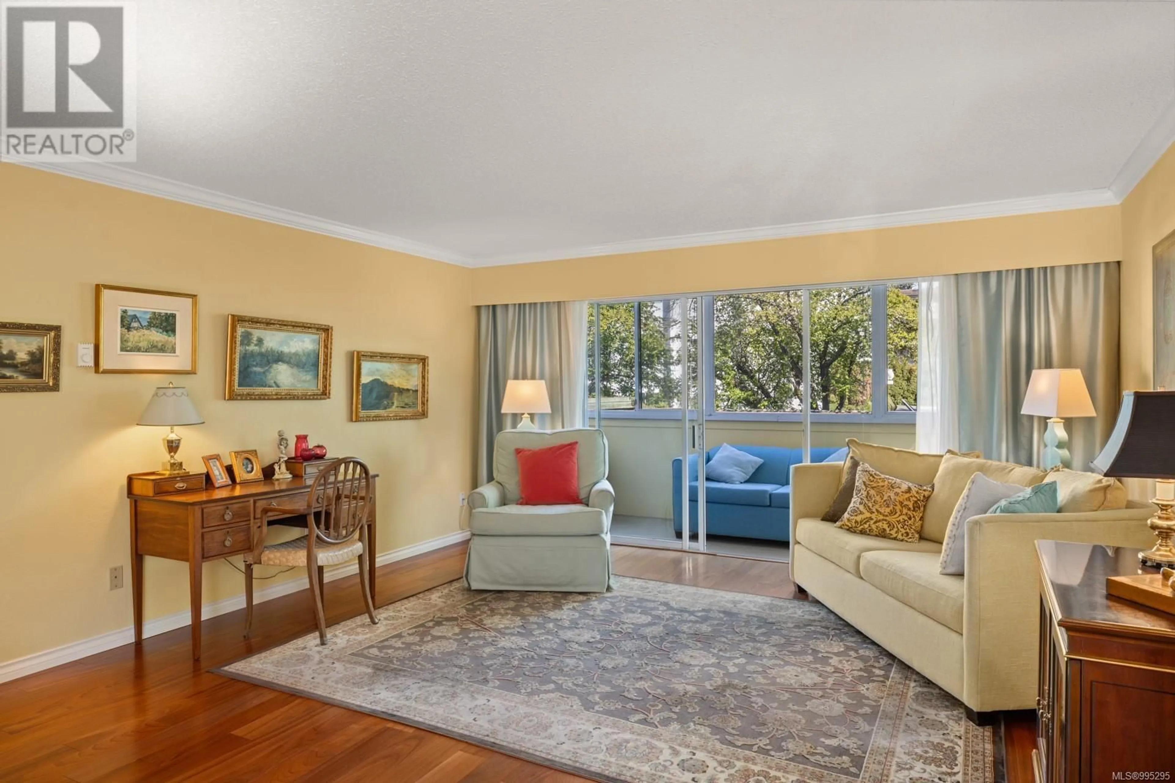 Living room with furniture, unknown for 204 - 415 LINDEN AVENUE, Victoria British Columbia V8V4G2