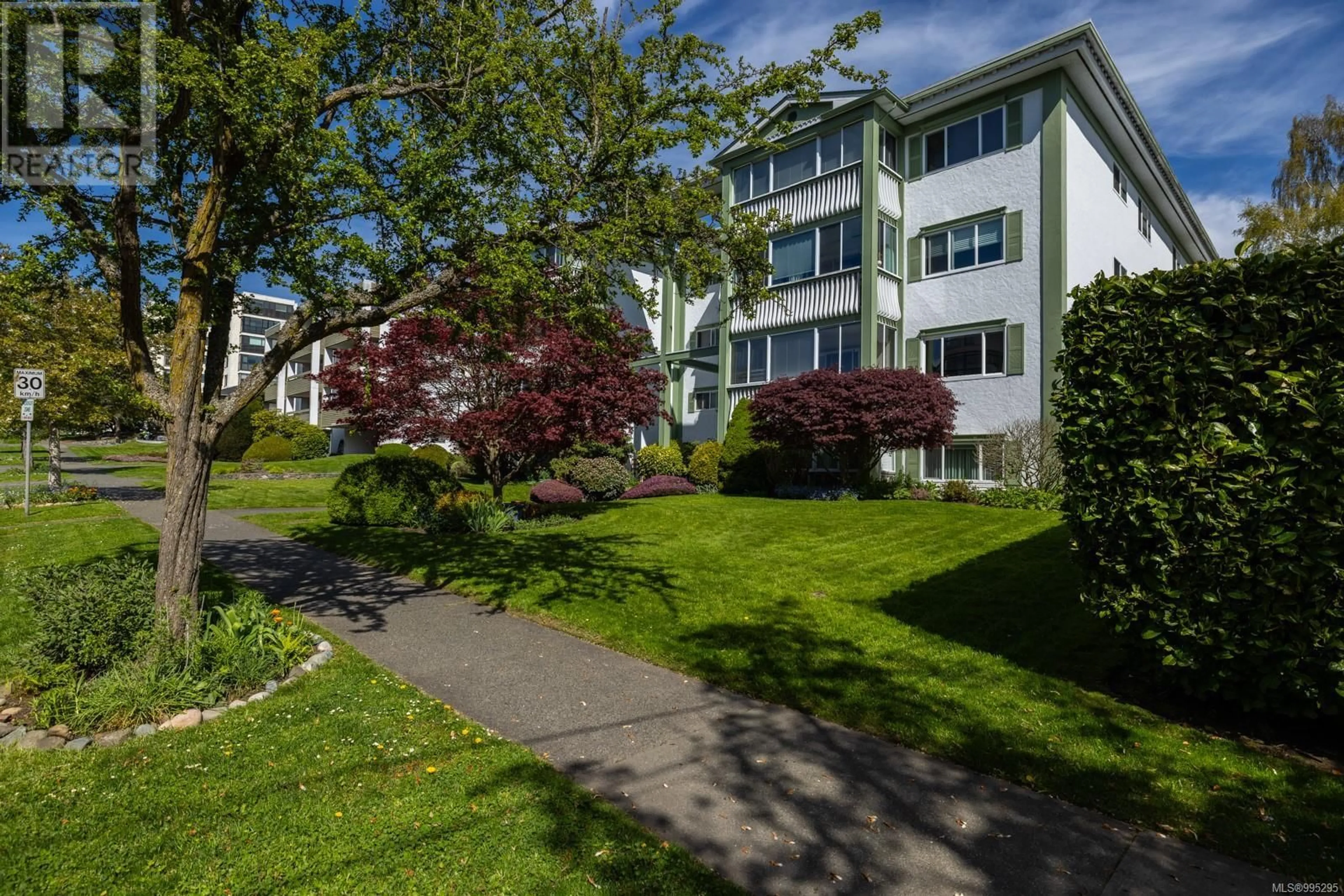 Patio, building for 204 - 415 LINDEN AVENUE, Victoria British Columbia V8V4G2