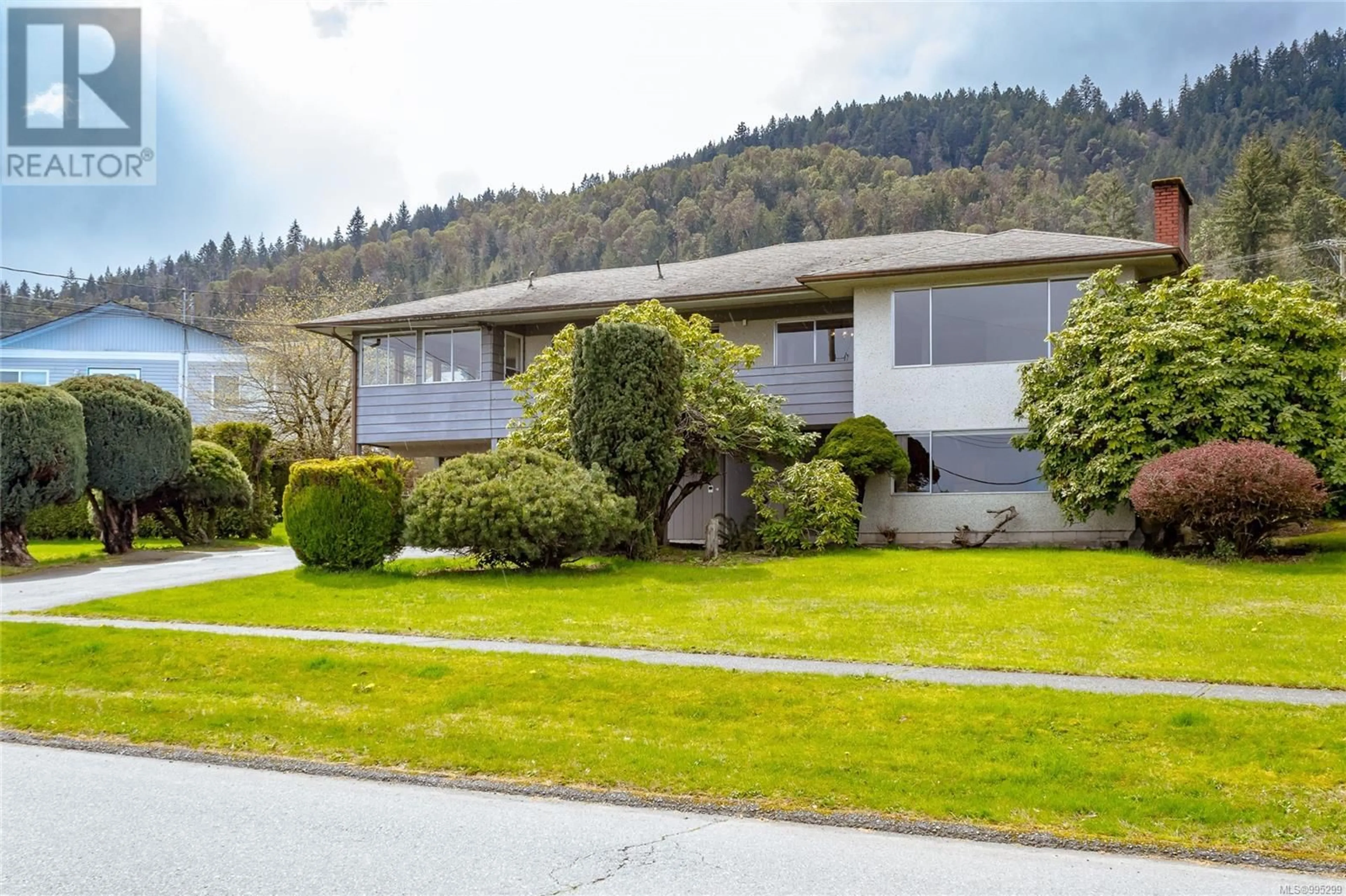 Home with vinyl exterior material, street for 416 PARKHILL TERRACE, Ladysmith British Columbia V9G1V3
