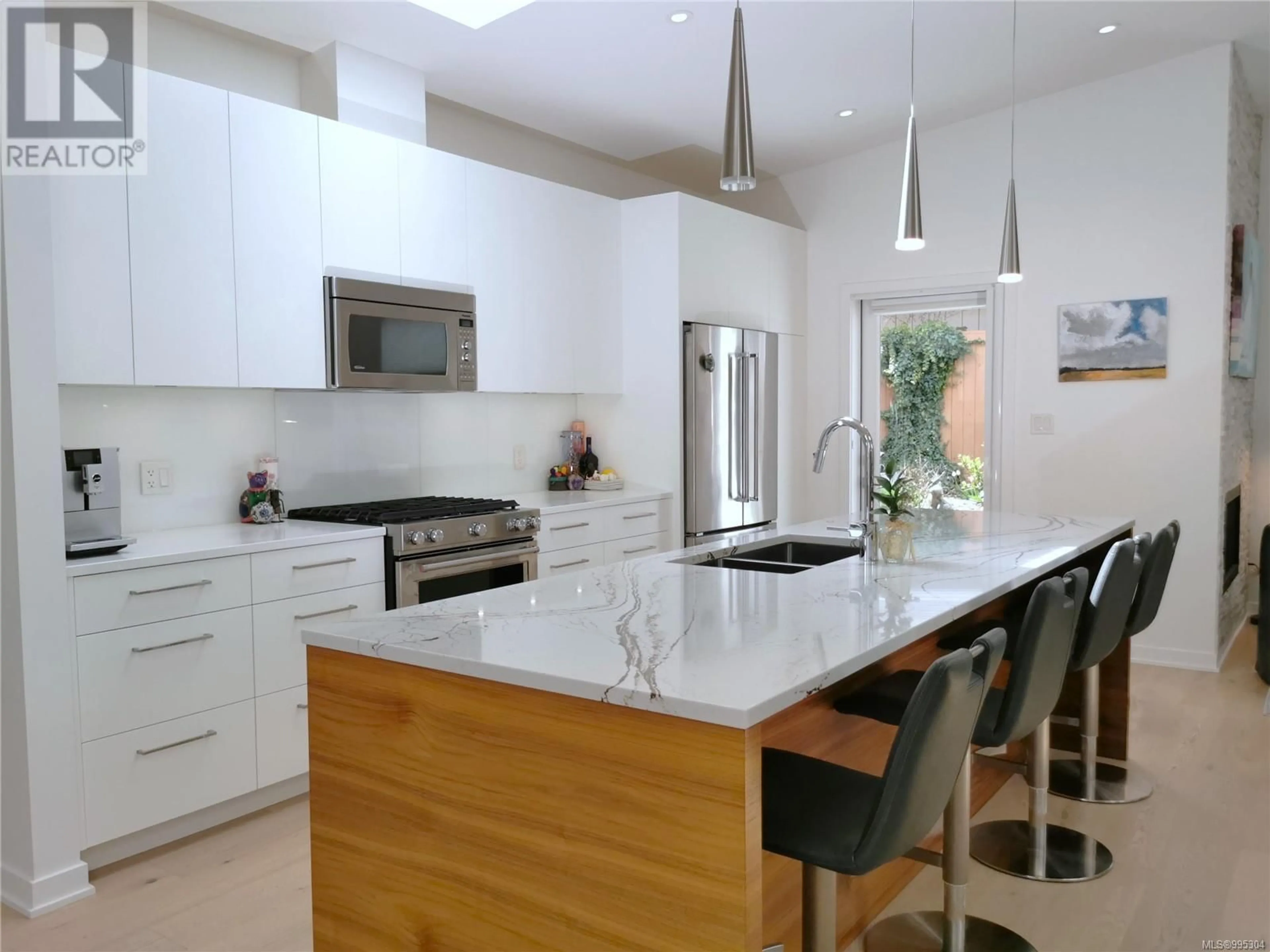 Contemporary kitchen, ceramic/tile floor for 10382 ALLBAY ROAD, Sidney British Columbia V8L2N9