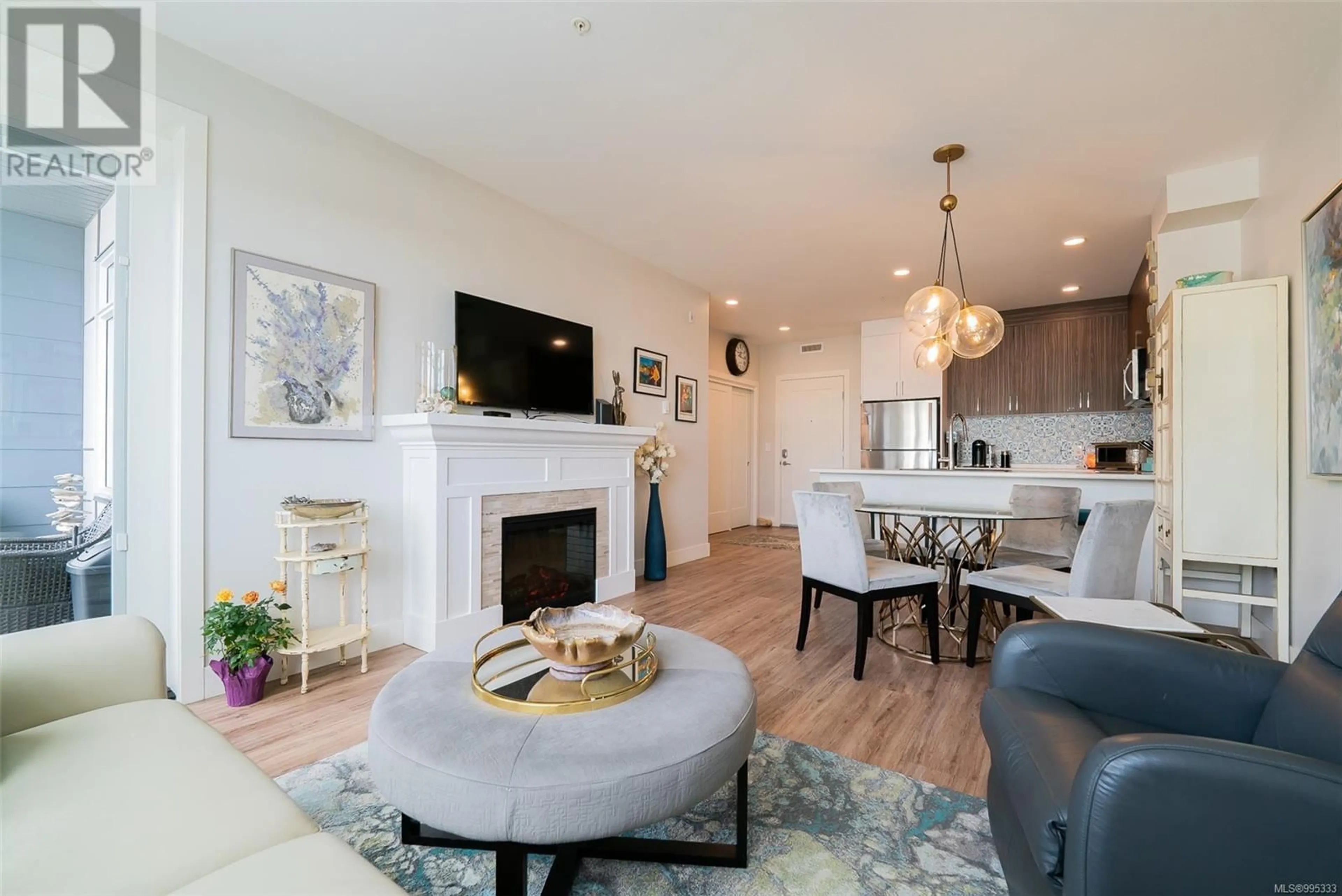 Living room with furniture, wood/laminate floor for 102 - 6544 METRAL DRIVE, Nanaimo British Columbia V9T2L8