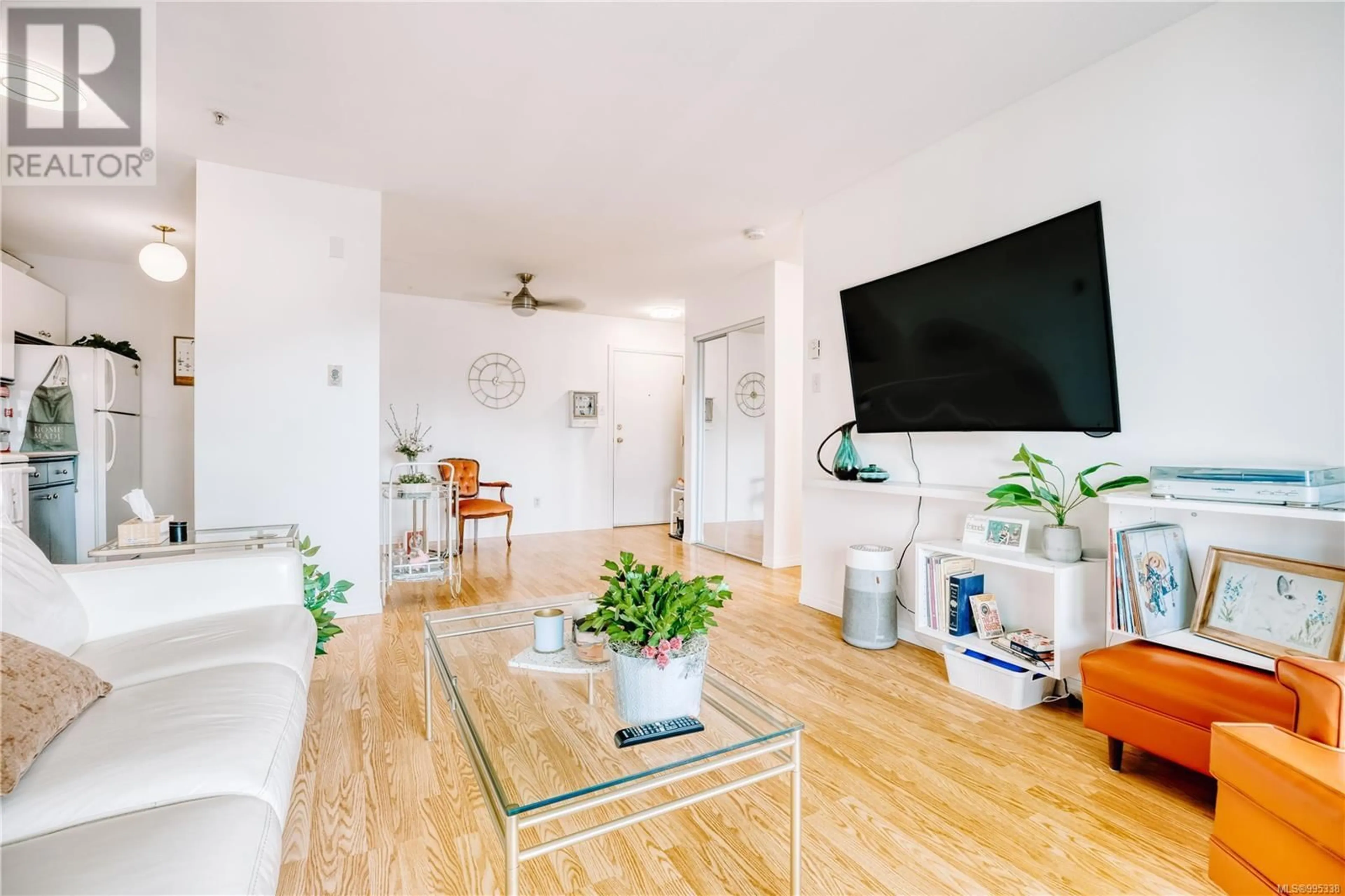 Living room with furniture, wood/laminate floor for 405 - 4971 SONGBIRD PLACE, Nanaimo British Columbia V9T6L1