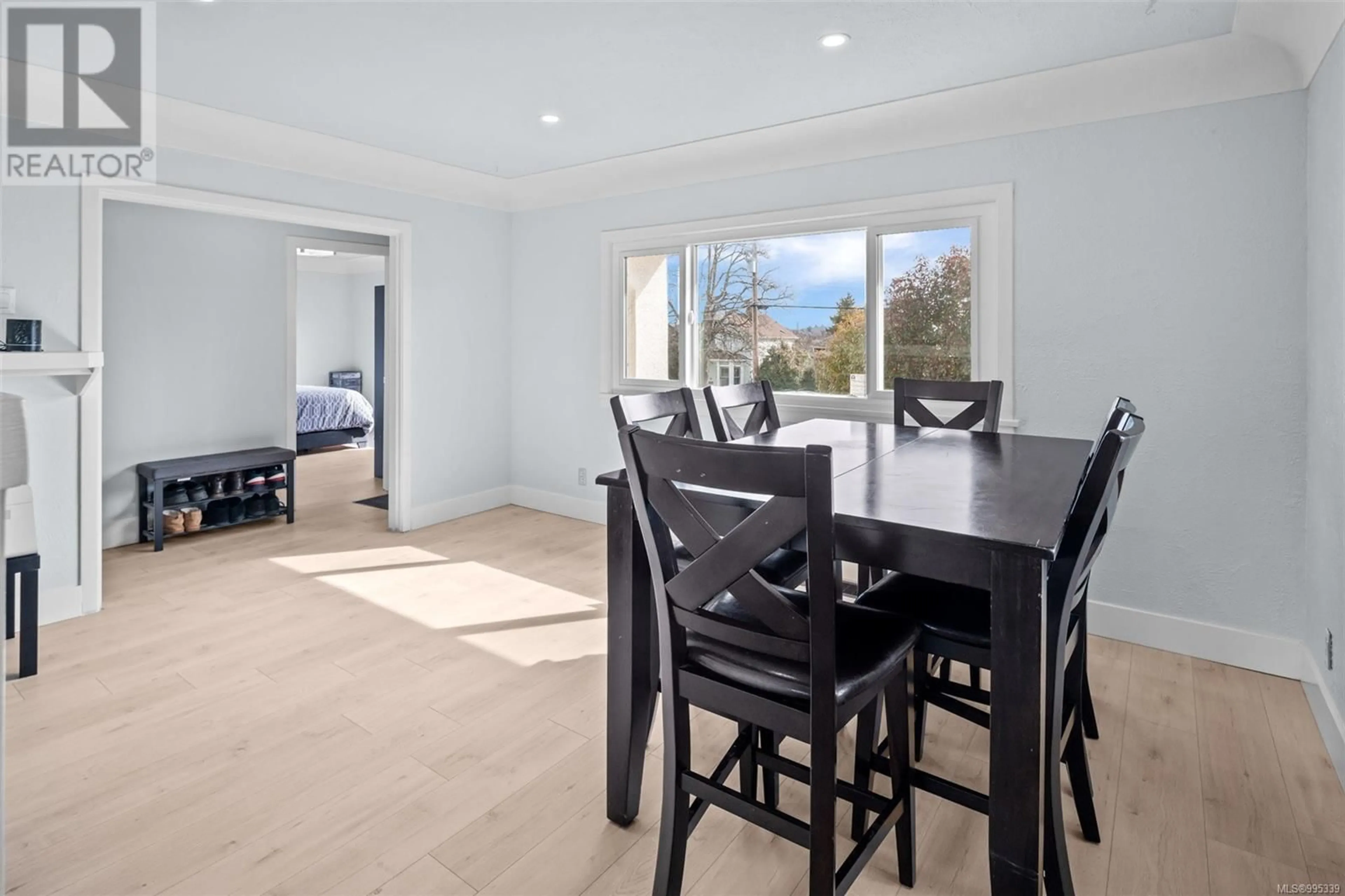 Dining room, wood/laminate floor for 3240 HARRIET ROAD, Saanich British Columbia V8Z3S2