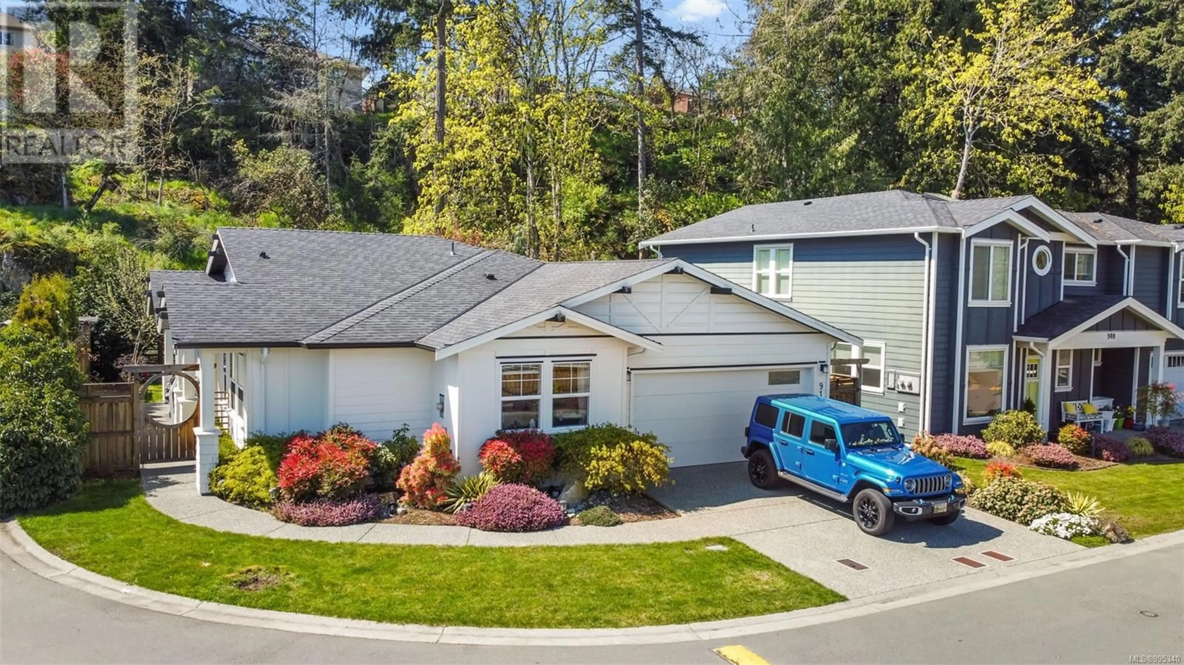 A pic from outside/outdoor area/front of a property/back of a property/a pic from drone, street for 912 RANDALL PLACE, Langford British Columbia V9B5W1