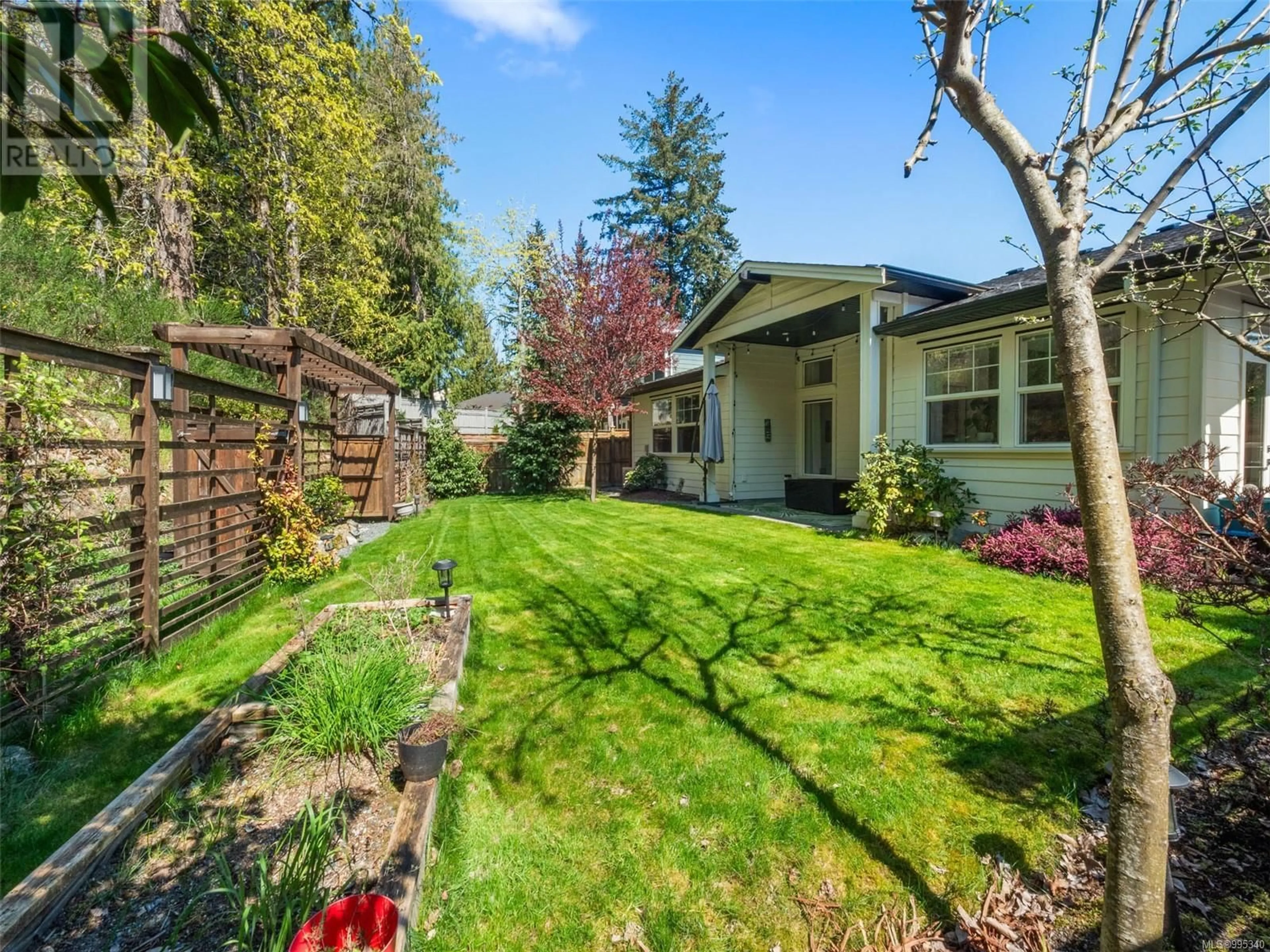 A pic from outside/outdoor area/front of a property/back of a property/a pic from drone, street for 912 RANDALL PLACE, Langford British Columbia V9B5W1