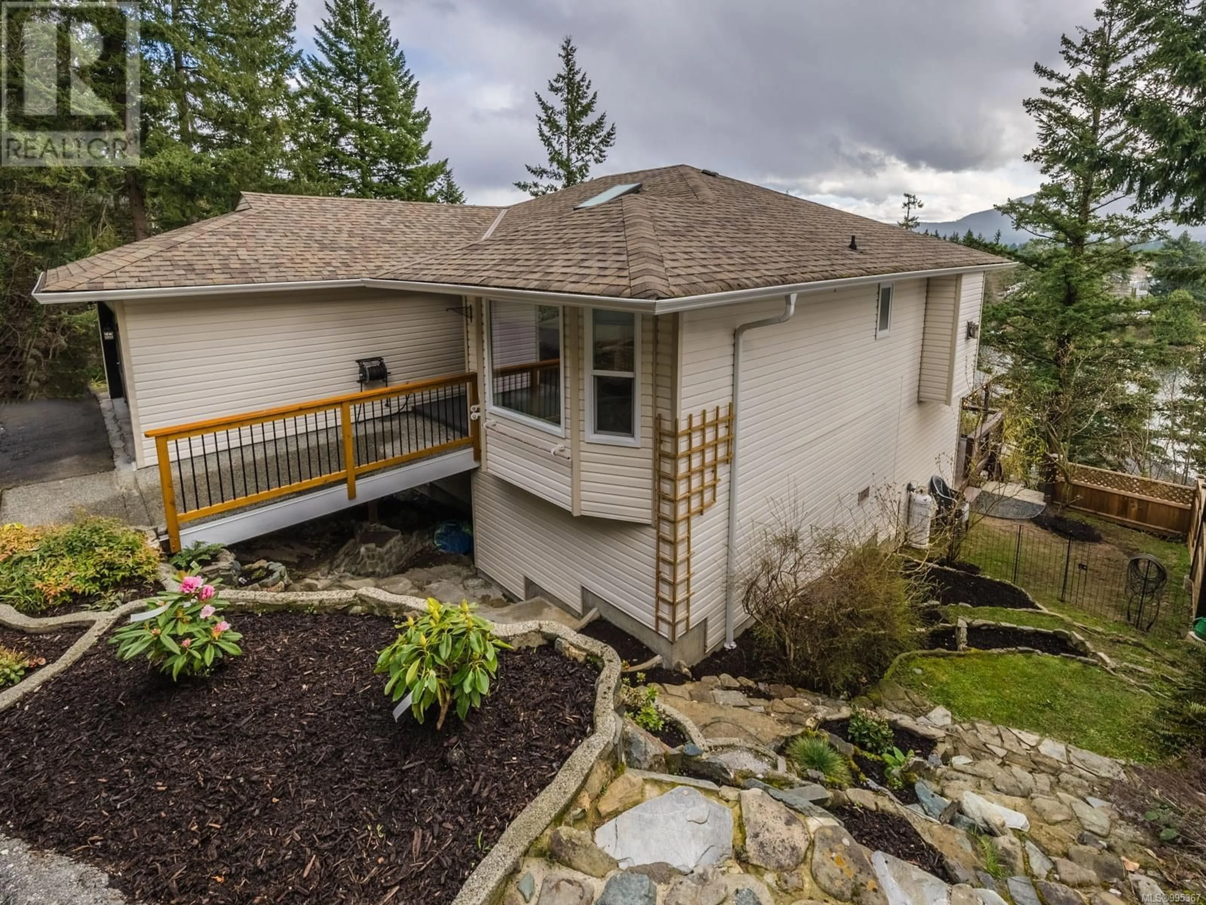 A pic from outside/outdoor area/front of a property/back of a property/a pic from drone, unknown for 320 FAWN PLACE, Nanaimo British Columbia V9T5M2