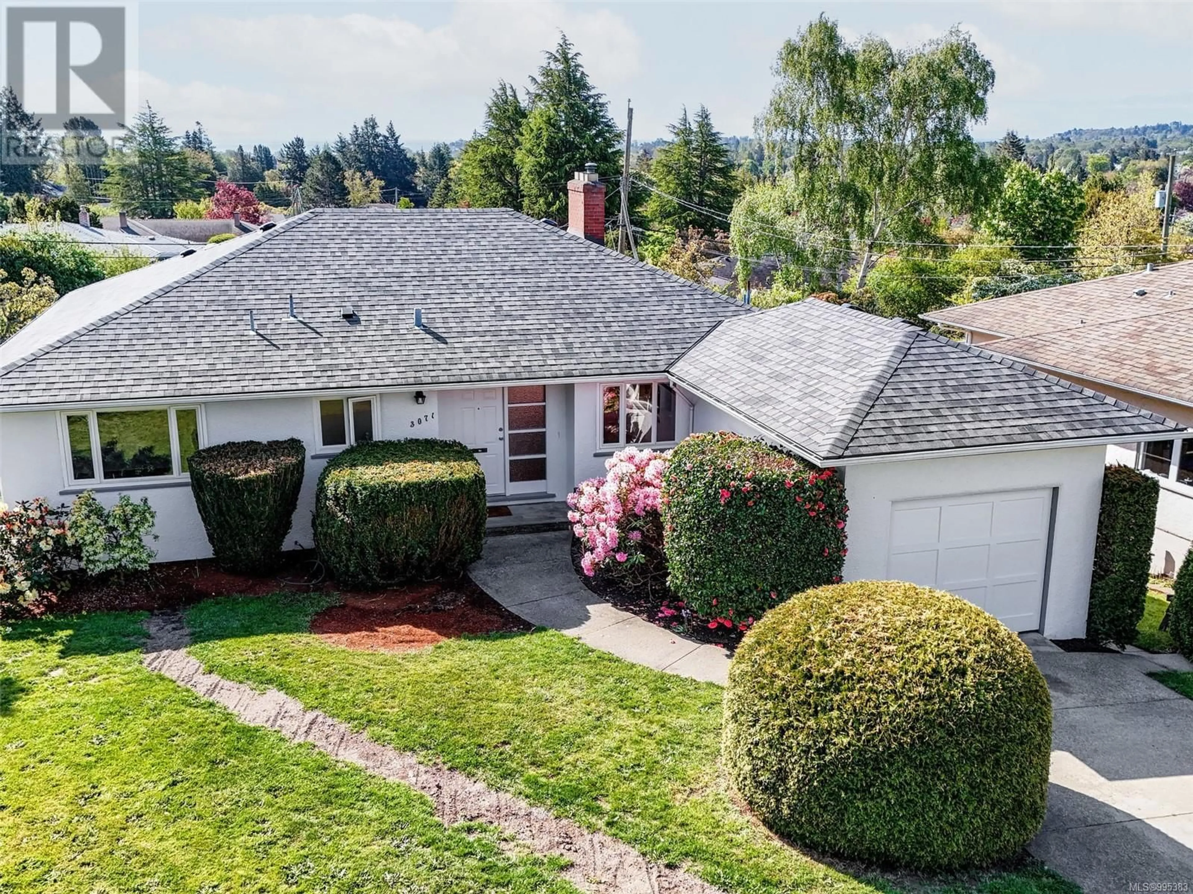 A pic from outside/outdoor area/front of a property/back of a property/a pic from drone, street for 3071 LARKDOWNE ROAD, Oak Bay British Columbia V8R5N3