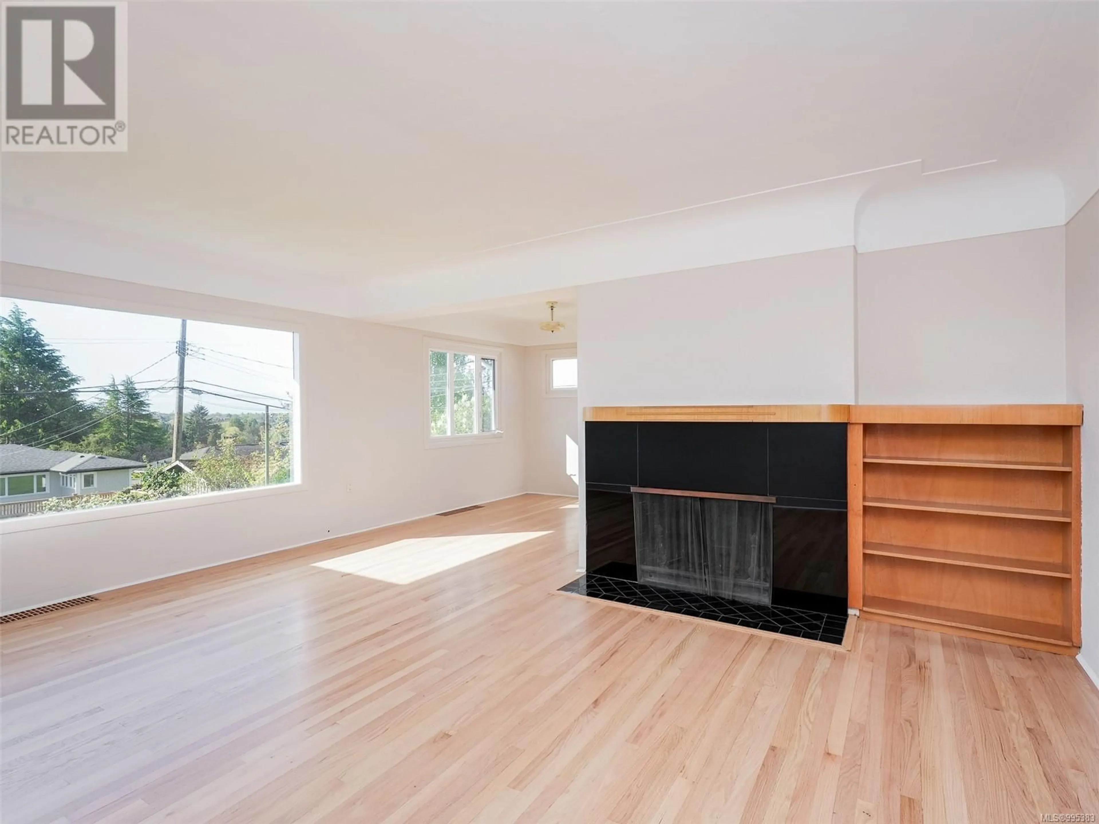 Living room with furniture, wood/laminate floor for 3071 LARKDOWNE ROAD, Oak Bay British Columbia V8R5N3