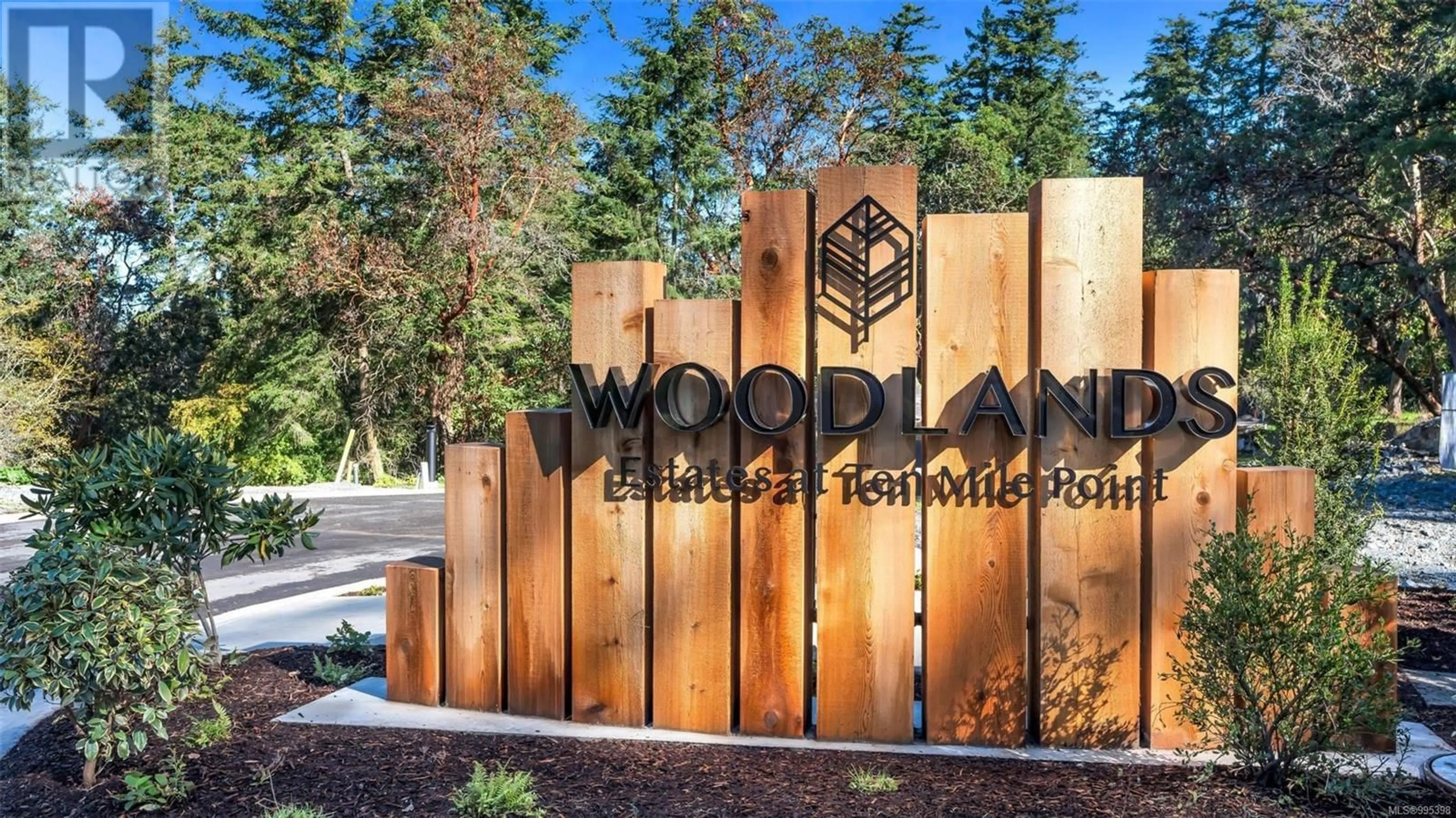 Indoor foyer for 3915 WOODLANDS PLACE, Saanich British Columbia V8N4J7