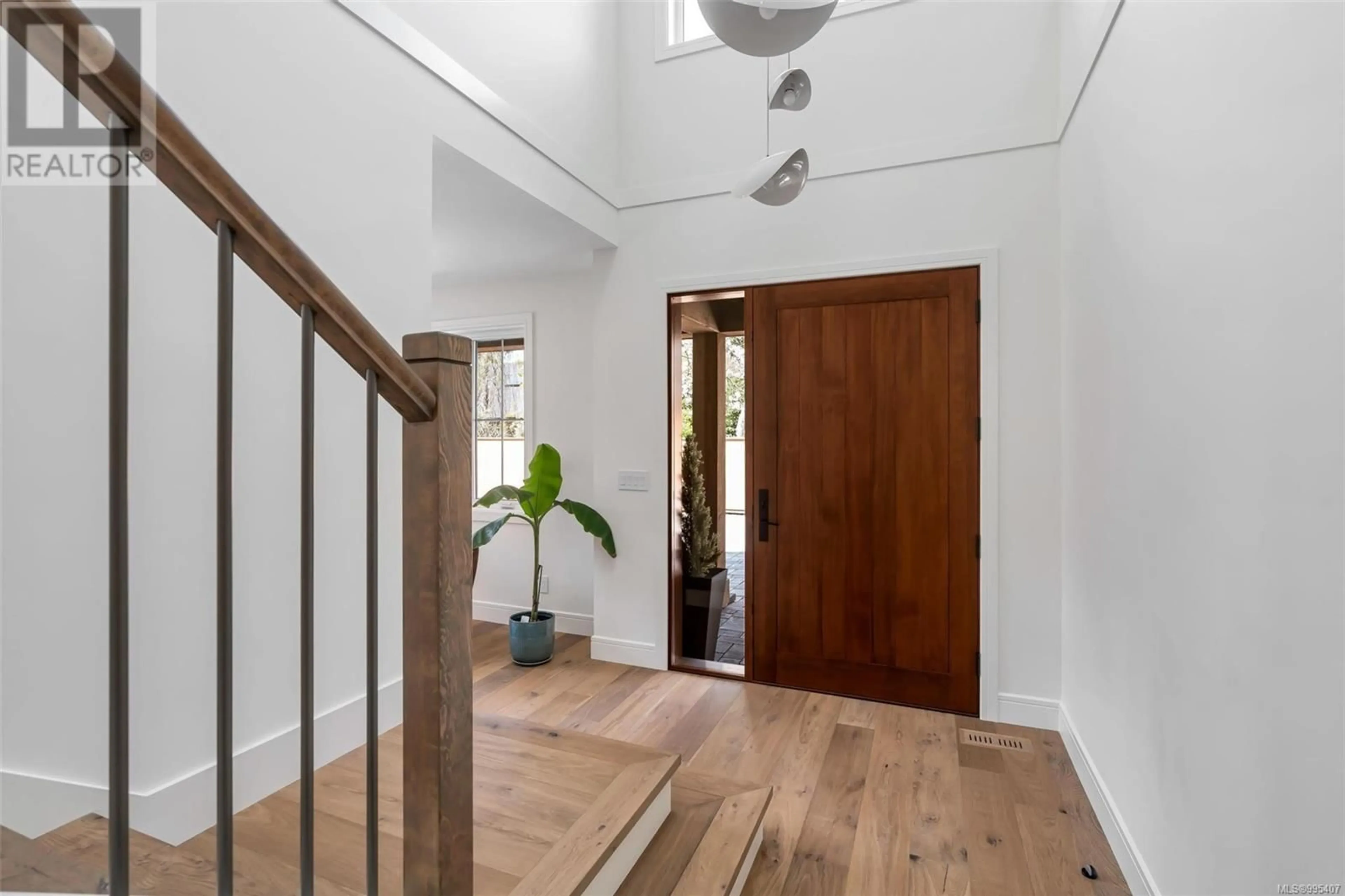 Indoor entryway for 2582 SHERWOOD LANE, Saanich British Columbia V8N1W2