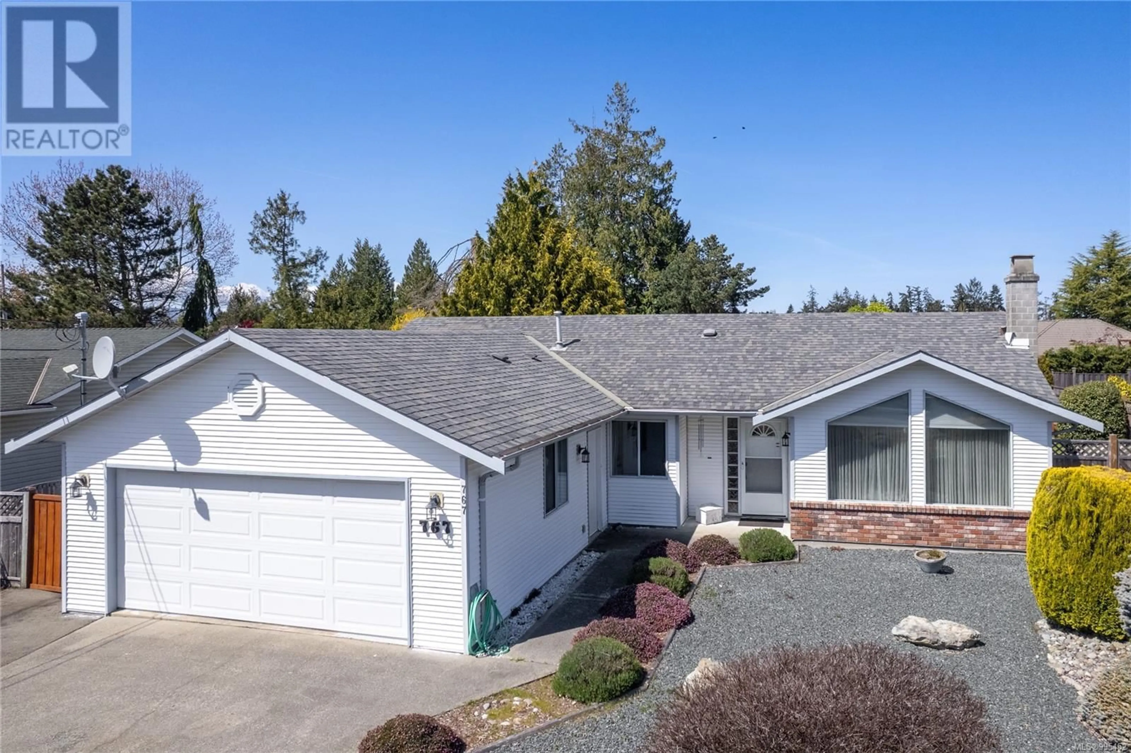 Home with vinyl exterior material, street for 767 FAIRWIND AVENUE, Parksville British Columbia V9P1B2