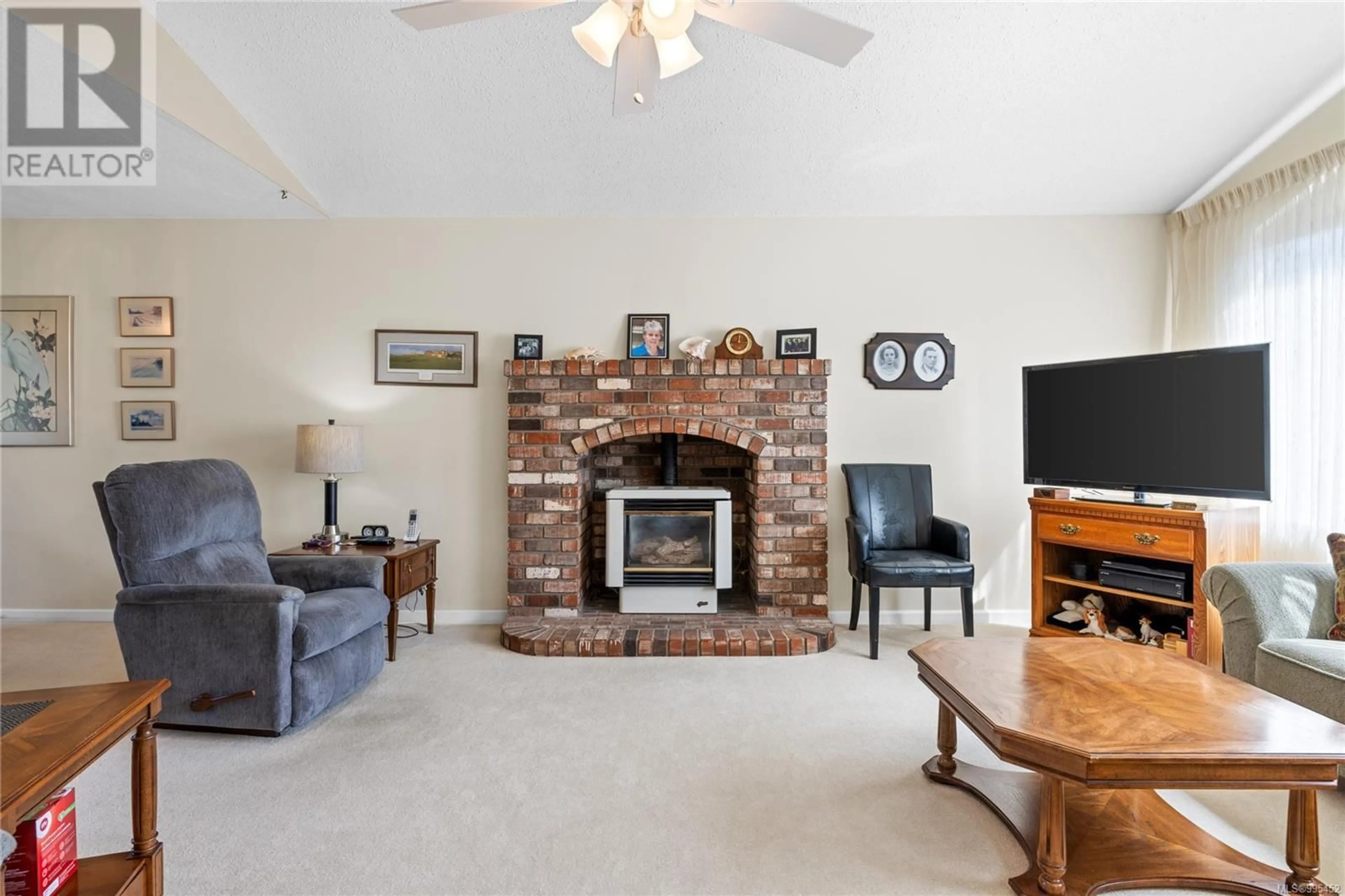 Living room with furniture, unknown for 767 FAIRWIND AVENUE, Parksville British Columbia V9P1B2