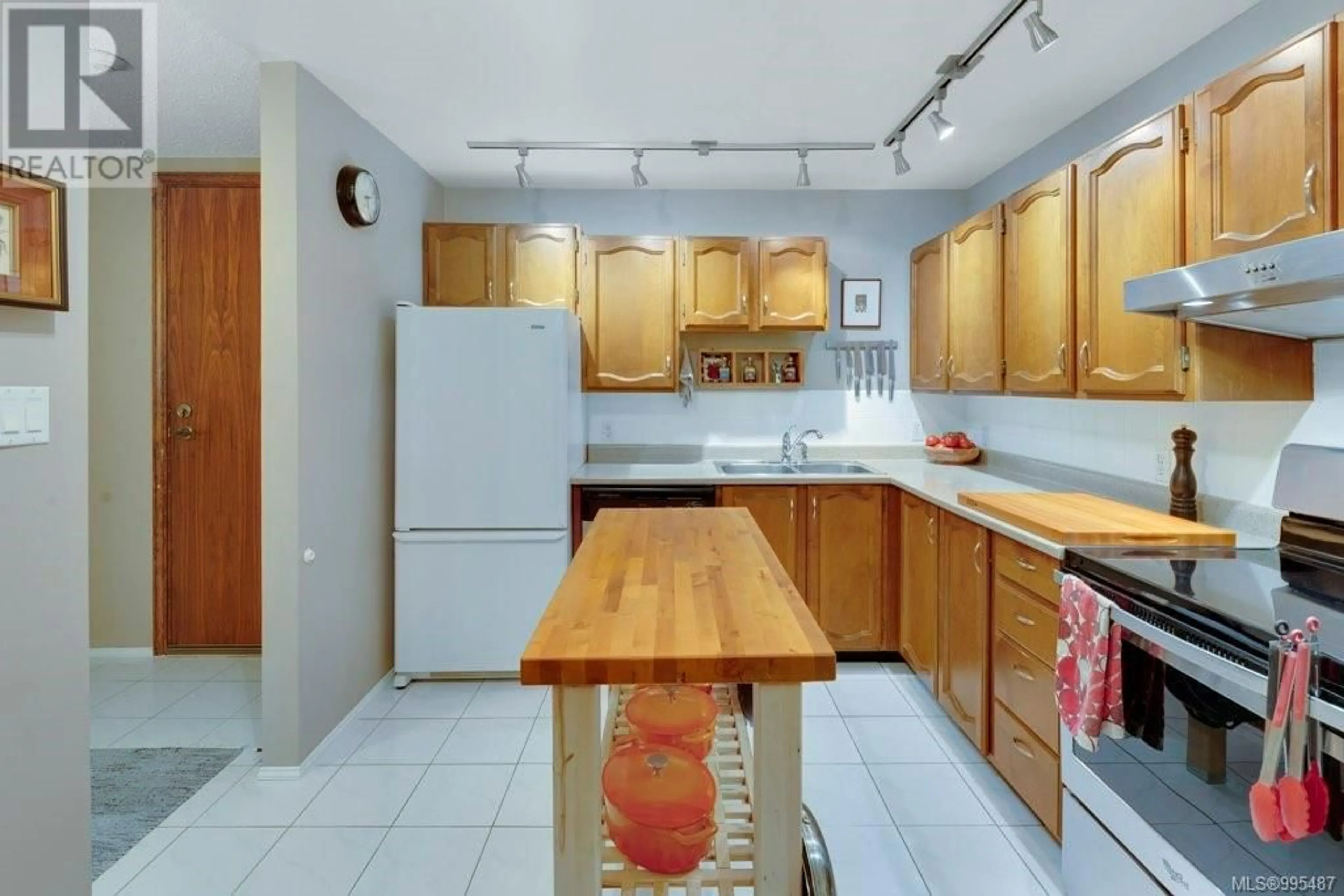Standard kitchen, unknown for 205 - 505 COOK STREET, Victoria British Columbia V8V3Y4