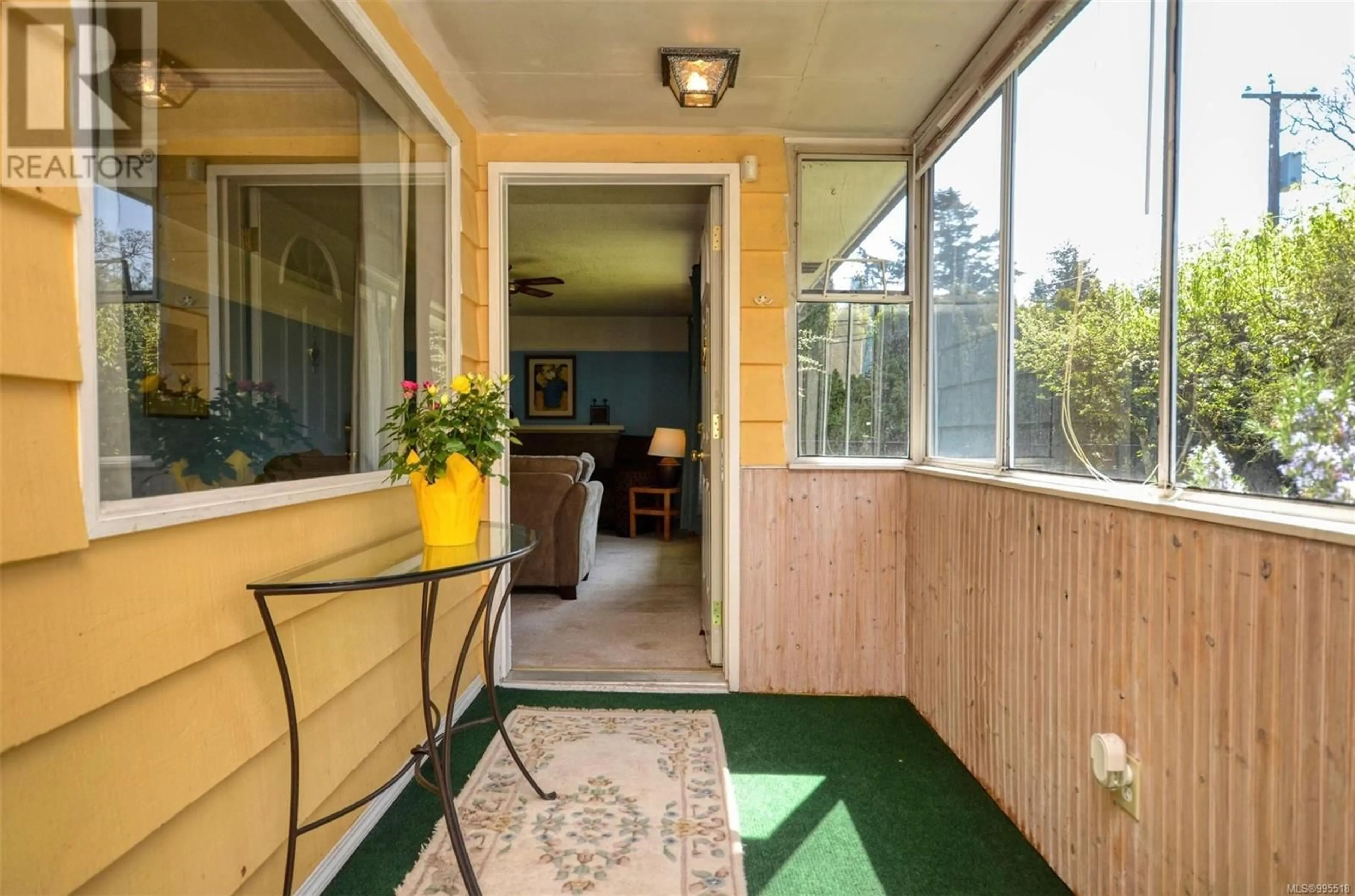Indoor foyer for 490 GOLDSTREAM AVENUE, Langford British Columbia V9B2W5