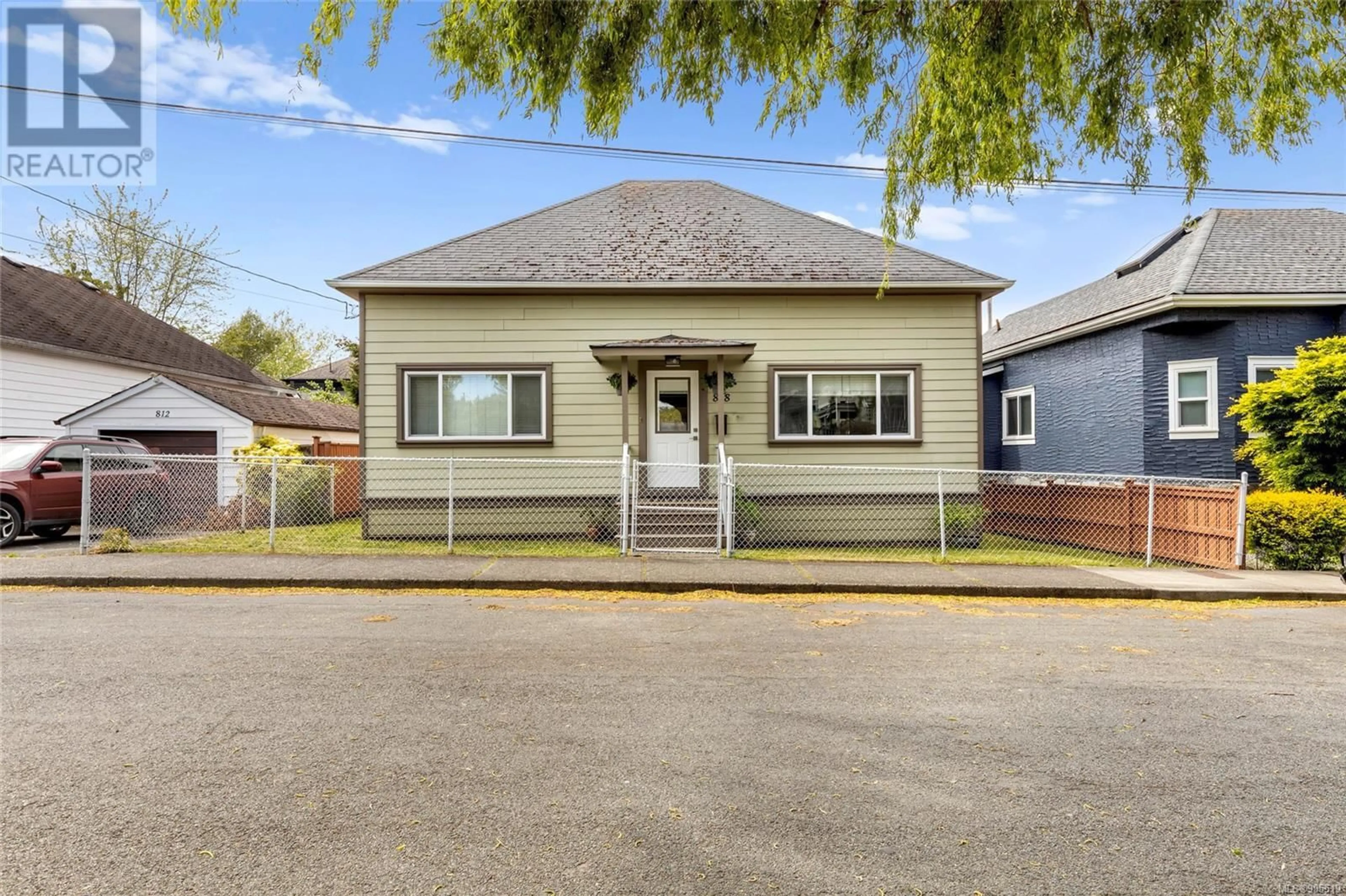 Unknown for 818 RUSSELL STREET, Victoria British Columbia V9A3X7
