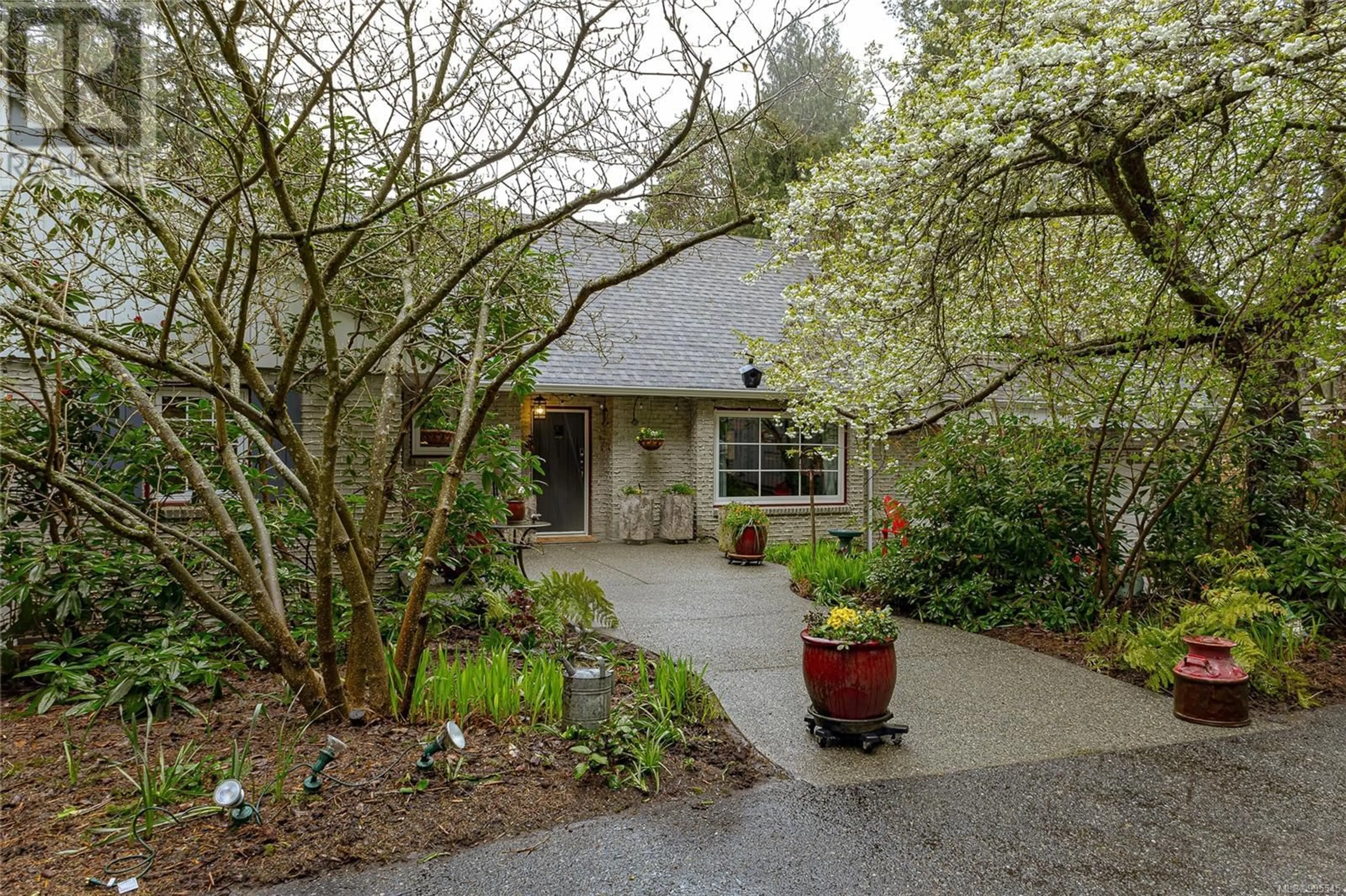 Patio, street for 5182 SANTA CLARA AVENUE, Saanich British Columbia V8Y1W4