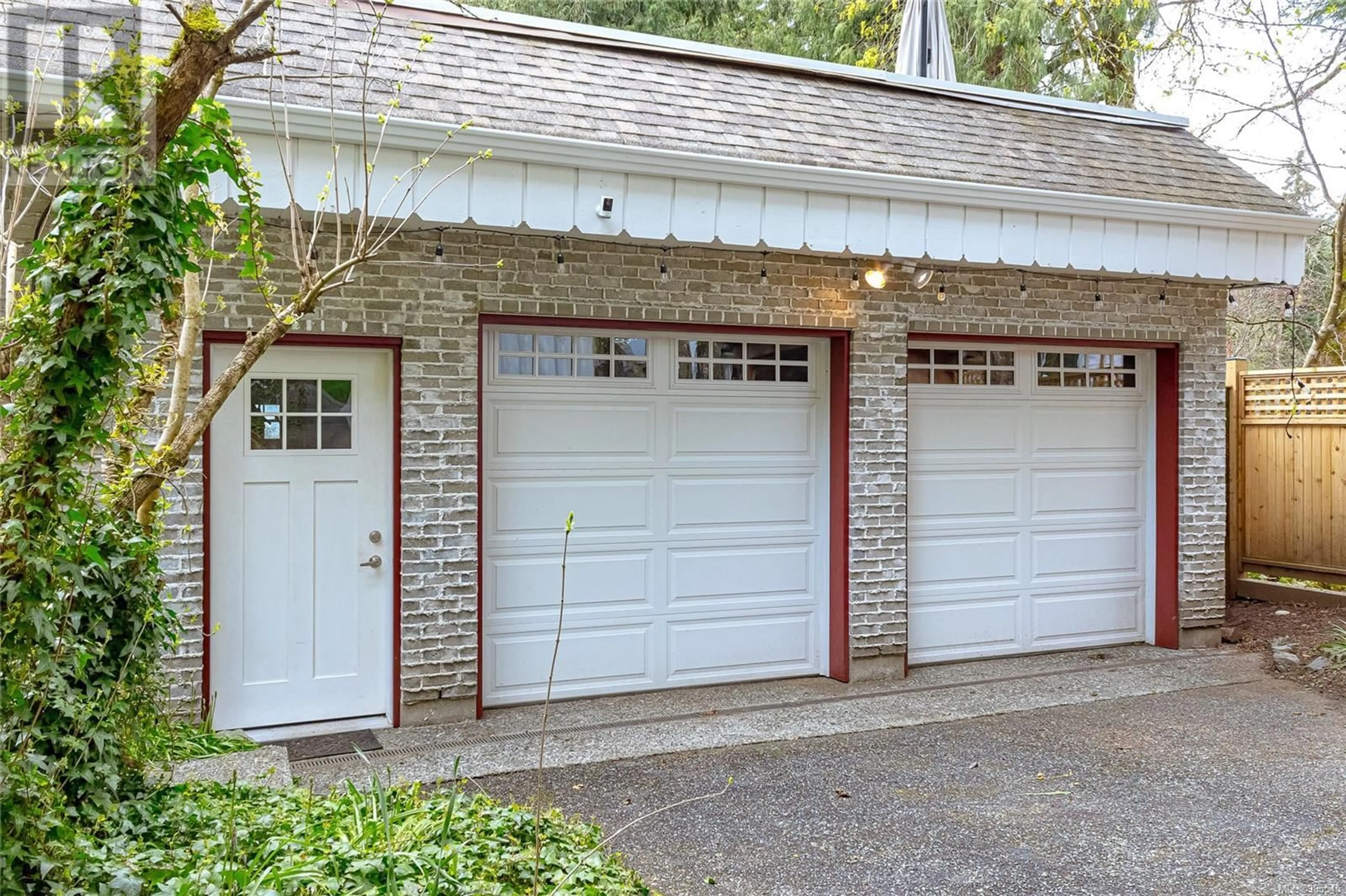 Indoor garage for 5182 SANTA CLARA AVENUE, Saanich British Columbia V8Y1W4