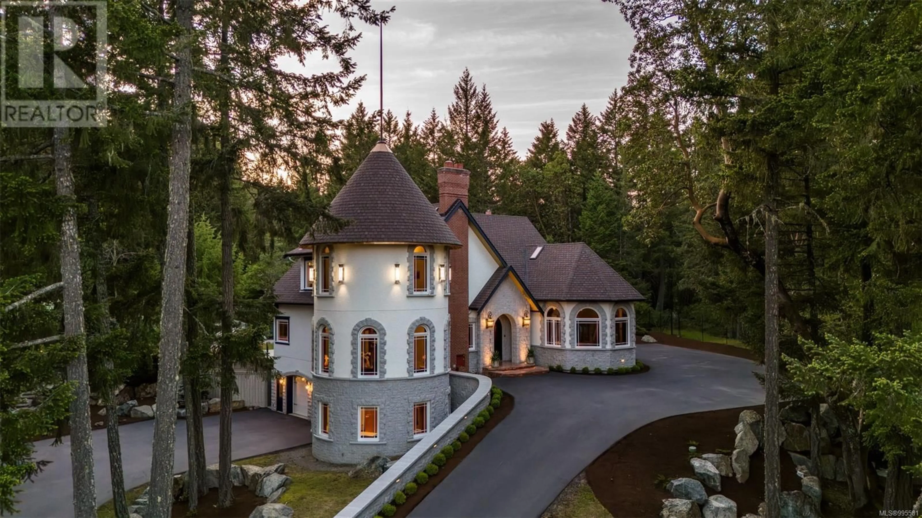 A pic from outside/outdoor area/front of a property/back of a property/a pic from drone, unknown for 625 LORIMER PLACE, Highlands British Columbia V9B6G3