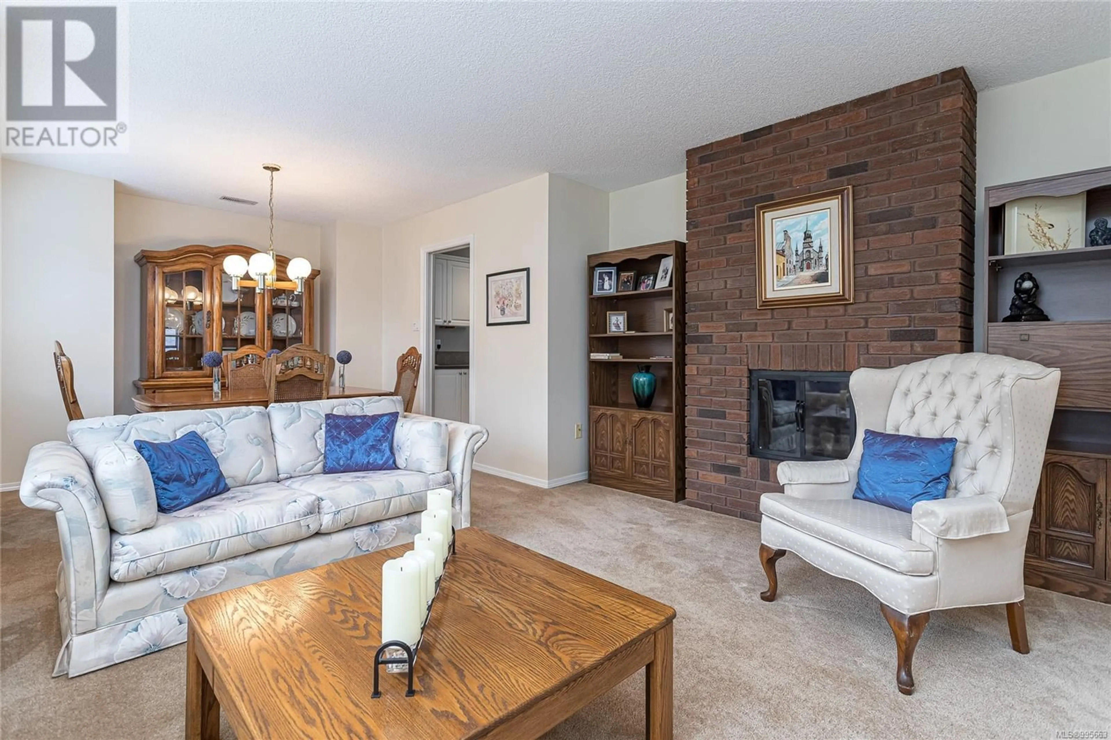 Living room with furniture, wood/laminate floor for 542 EAGLECREST DRIVE, Qualicum Beach British Columbia V9K1E3
