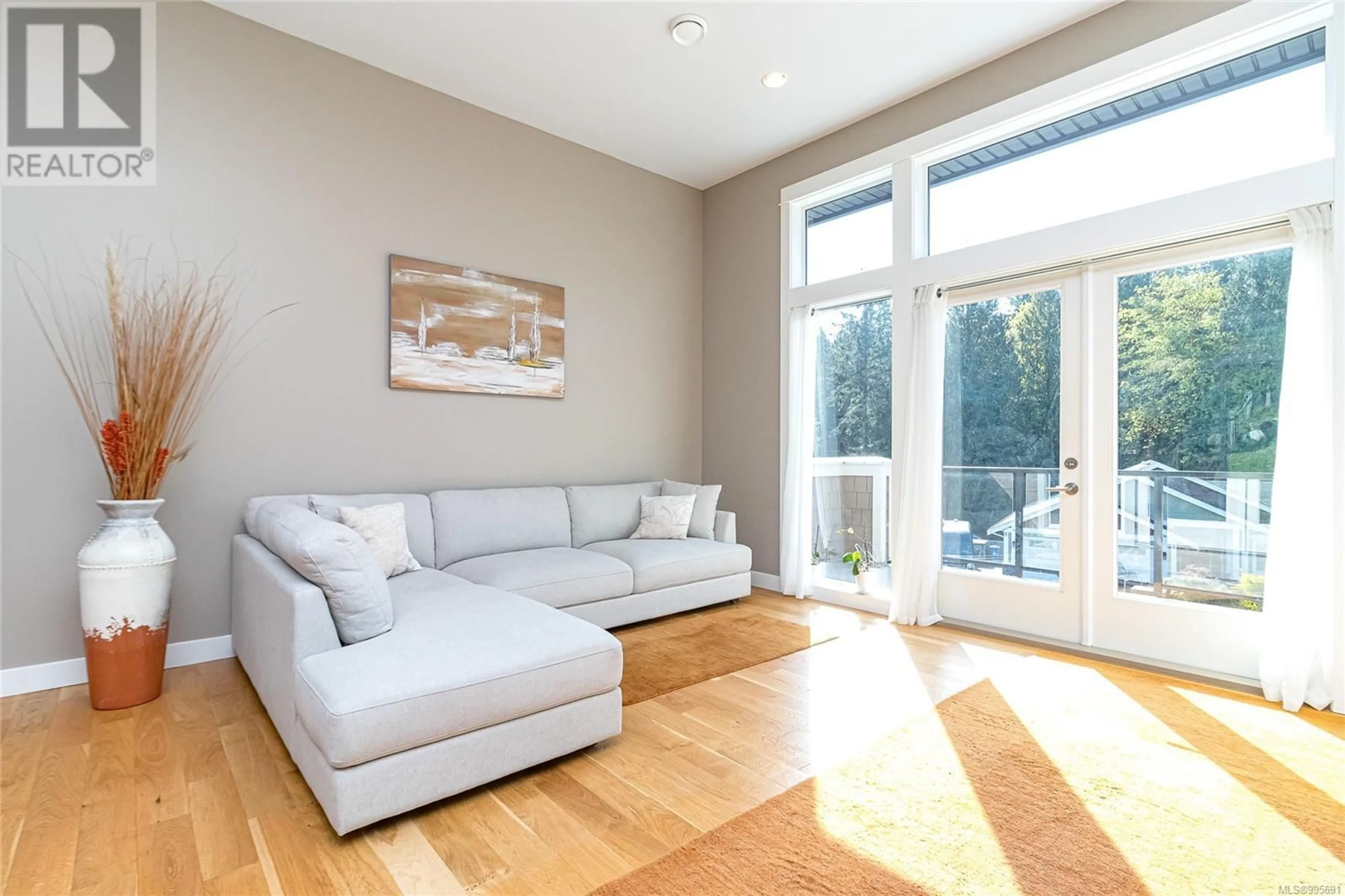 Living room with furniture, wood/laminate floor for 515 BICKFORD WAY, Mill Bay British Columbia V0R2P0