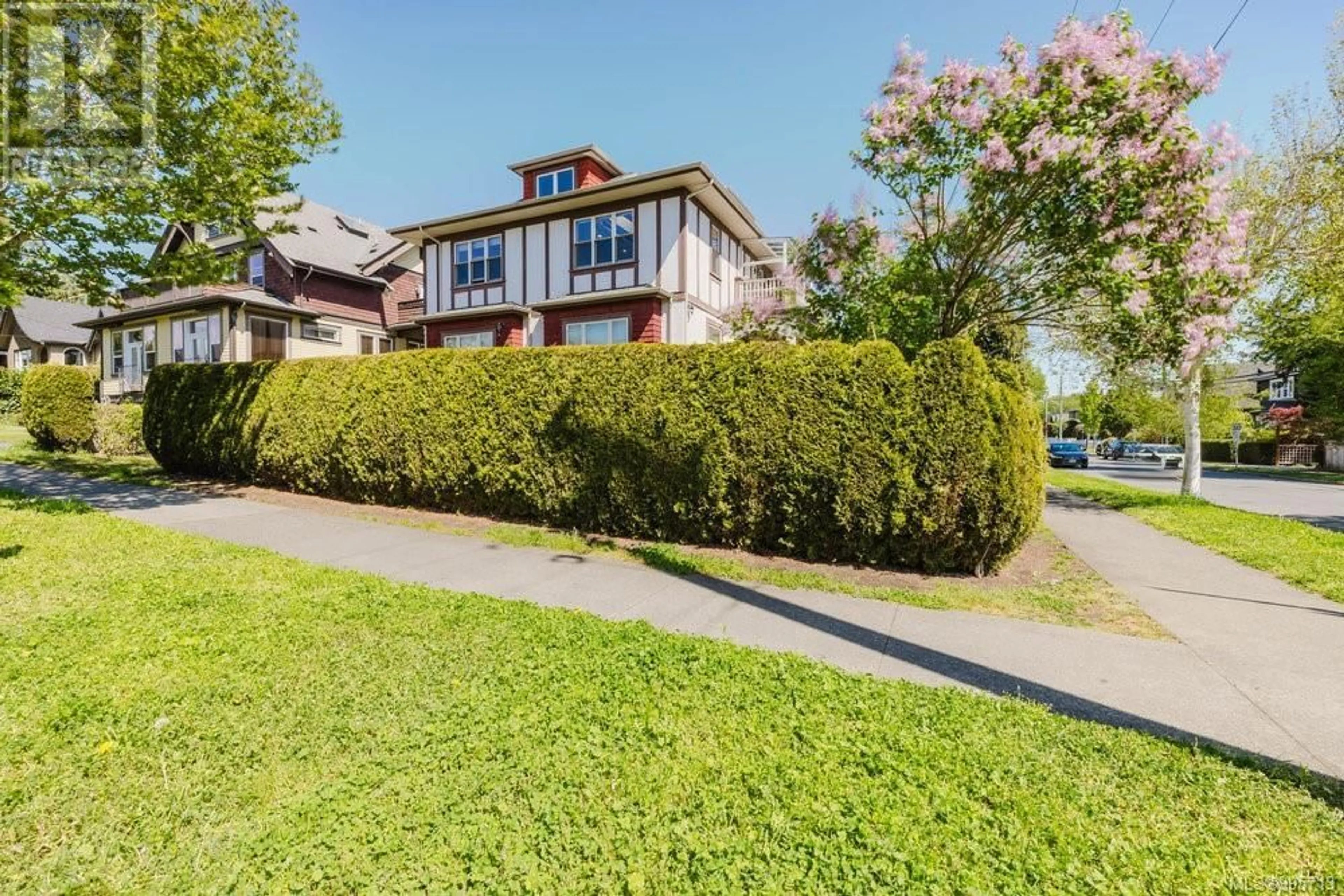A pic from outside/outdoor area/front of a property/back of a property/a pic from drone, street for 3 - 1200 RICHARDSON STREET, Victoria British Columbia V8V2E1