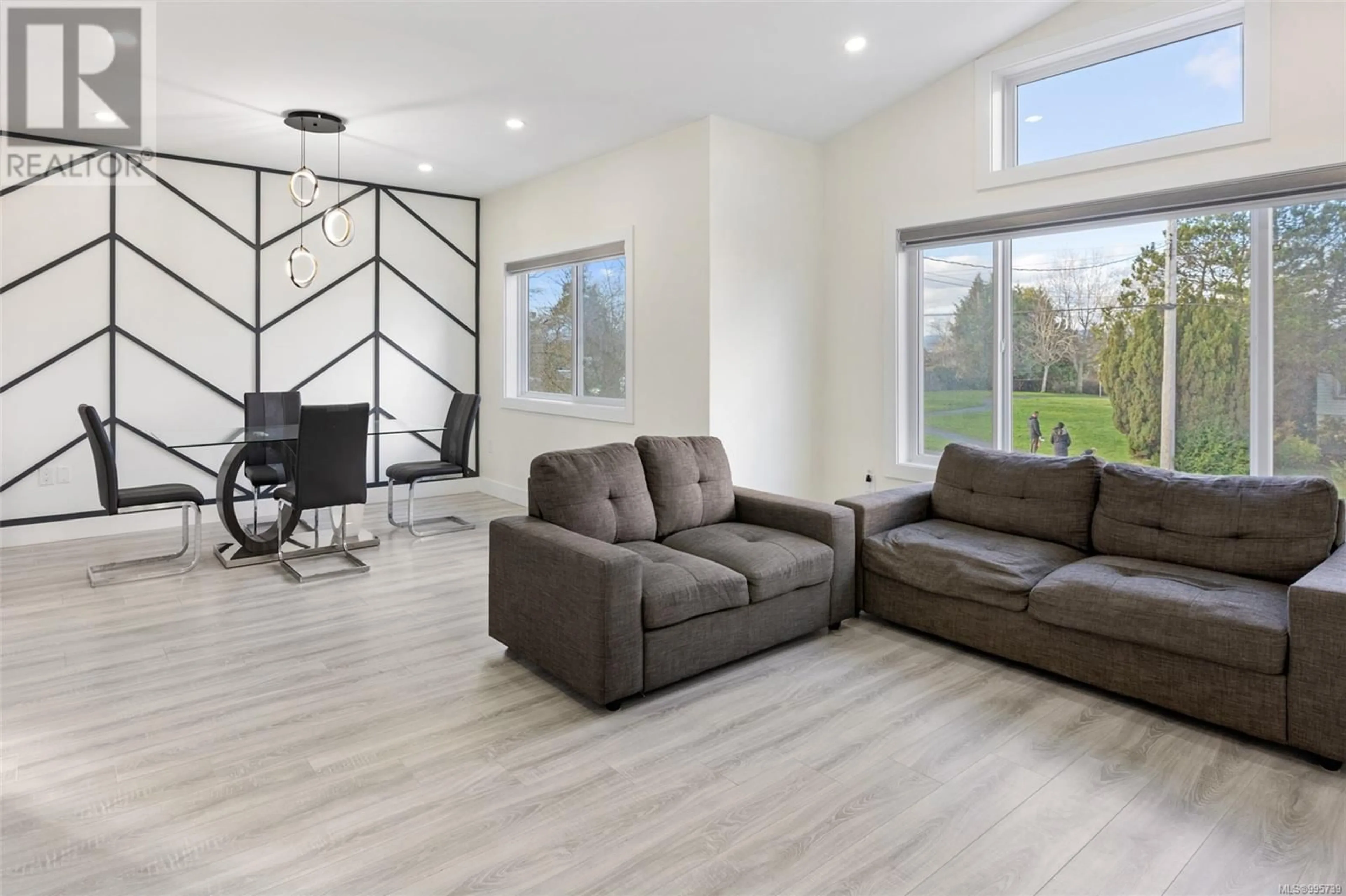 Living room with furniture, unknown for 3174 HARRIET ROAD, Saanich British Columbia V9A1T8