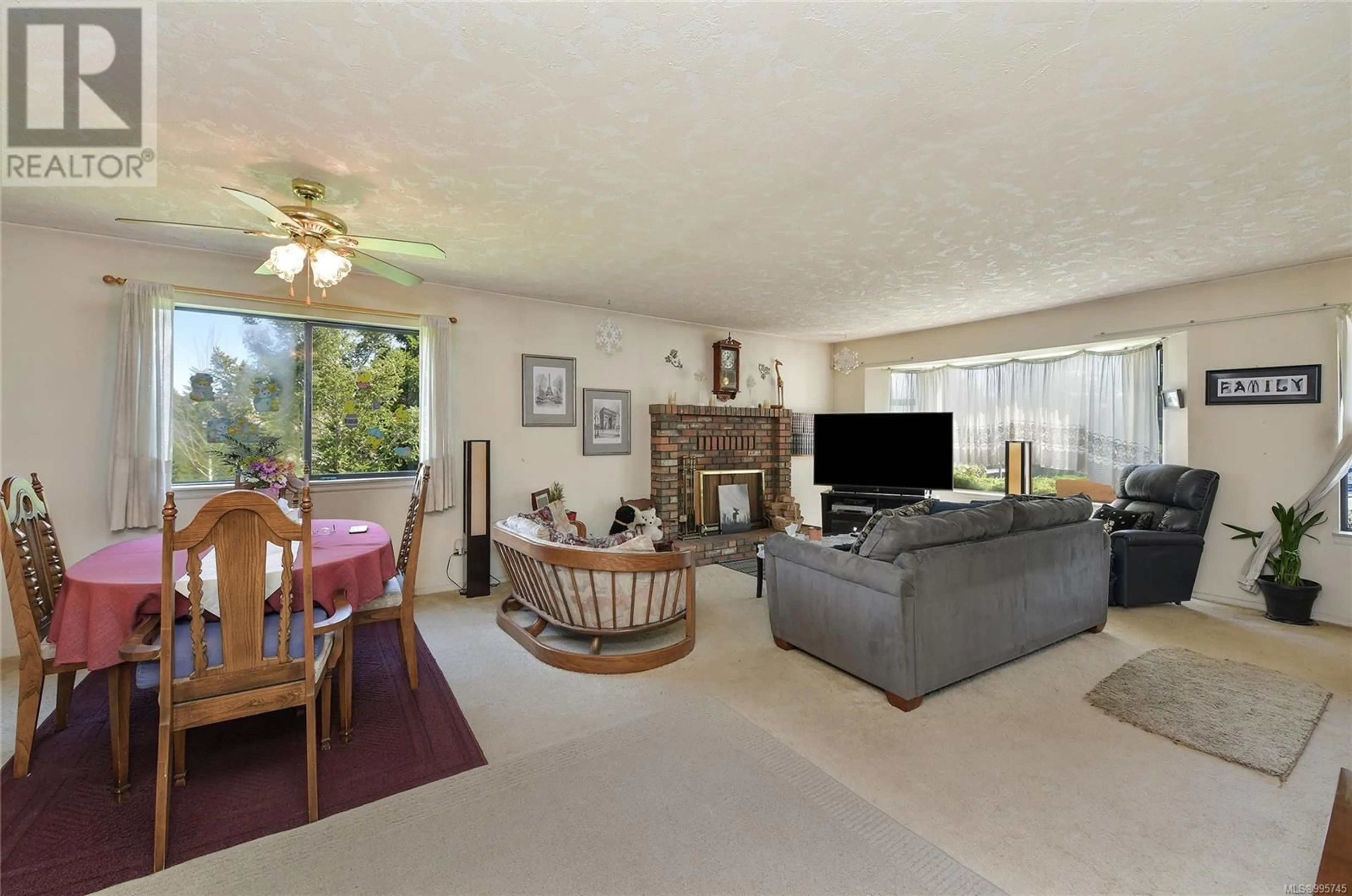 Living room with furniture, unknown for 4376 VANGUARD PLACE, Saanich British Columbia V8Z6X3