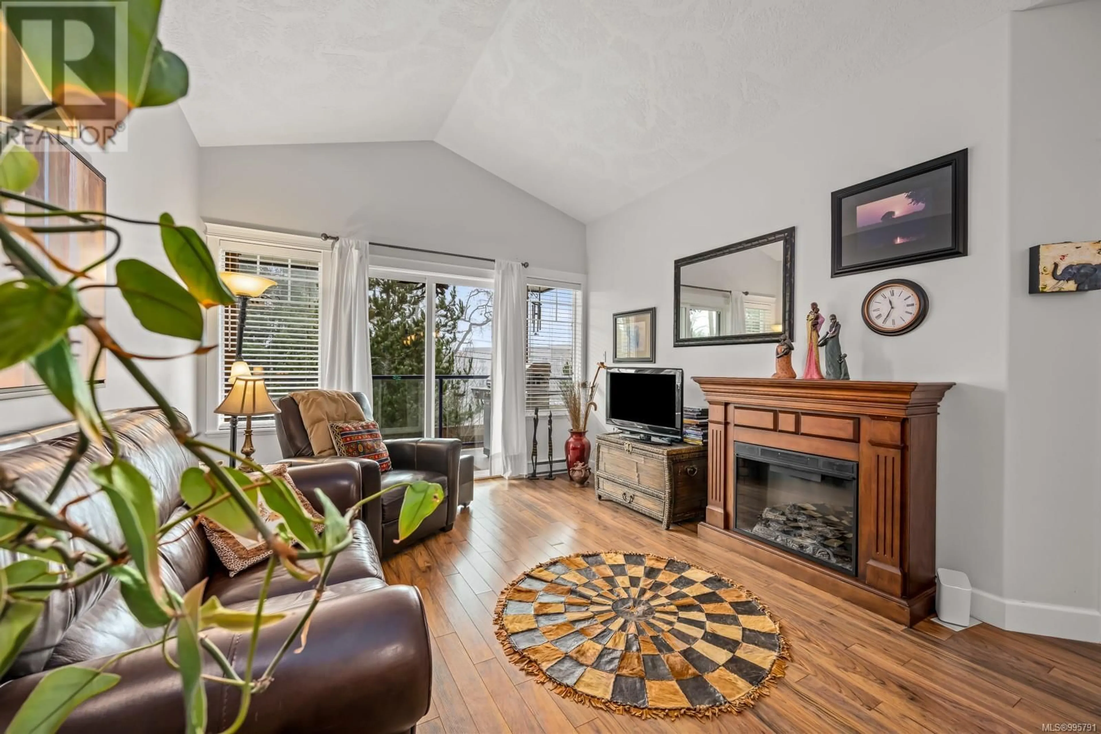 Living room with furniture, wood/laminate floor for 211 - 930 BRAIDWOOD ROAD, Courtenay British Columbia V9N3R9