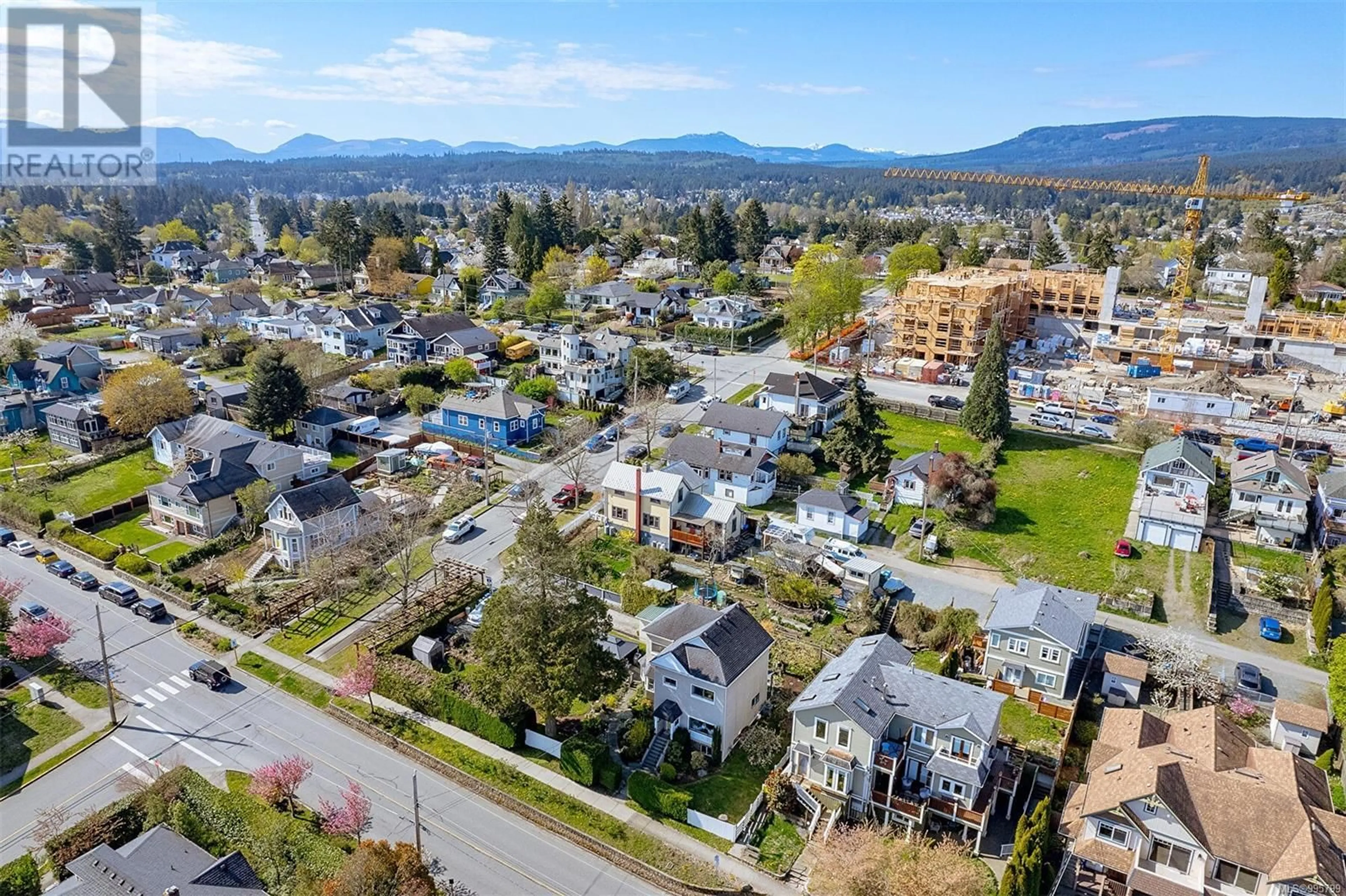 A pic from outside/outdoor area/front of a property/back of a property/a pic from drone, mountain view for 377 MILTON STREET, Nanaimo British Columbia V9R2K8