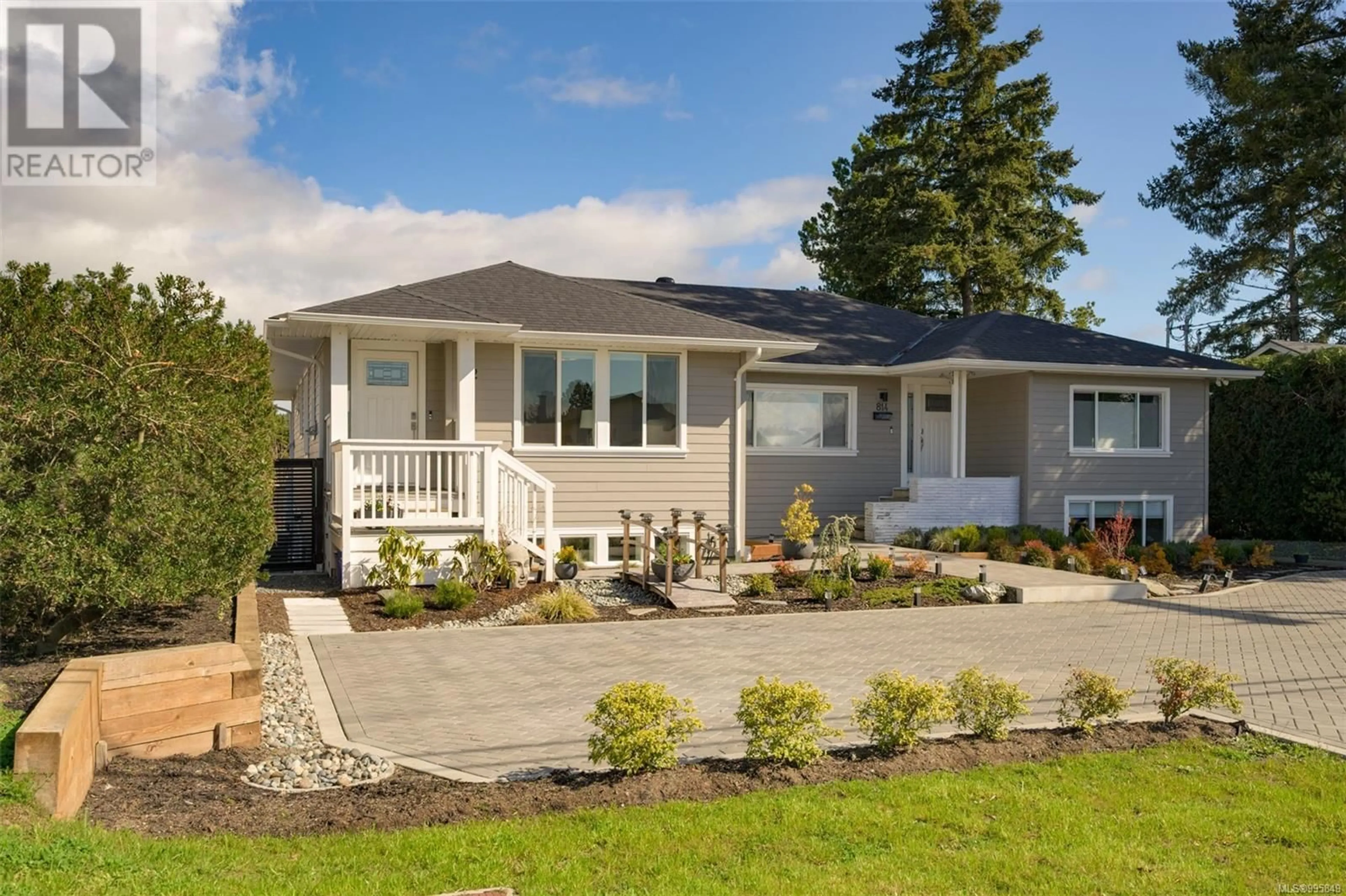 Home with vinyl exterior material, street for 812 MANN AVENUE, Saanich British Columbia V8Z3C4